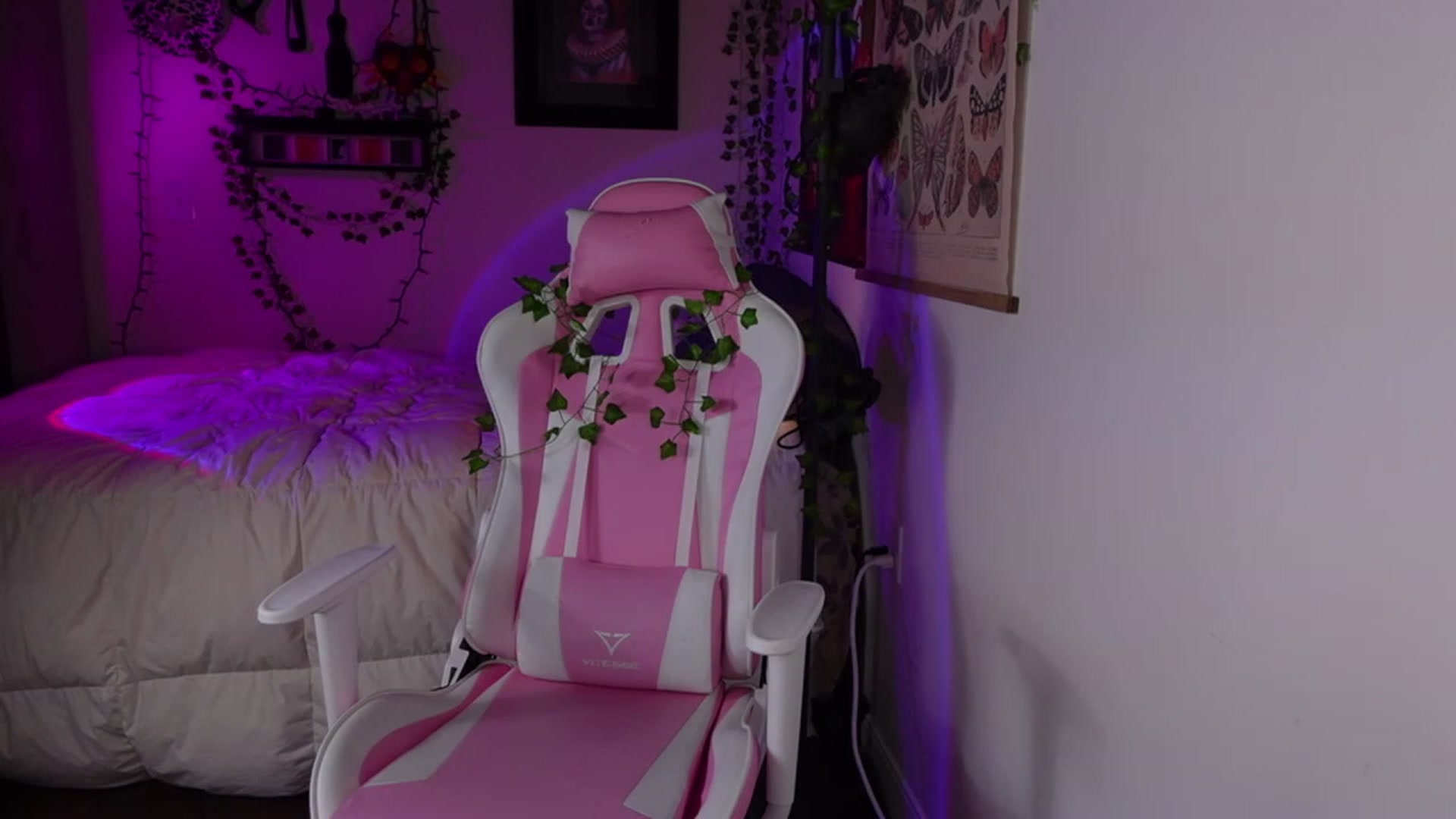 Gallery image thumbnail from Lzardqueen's myfreecams stream on, 03/12/2023, 03:41 image 17 of 20
