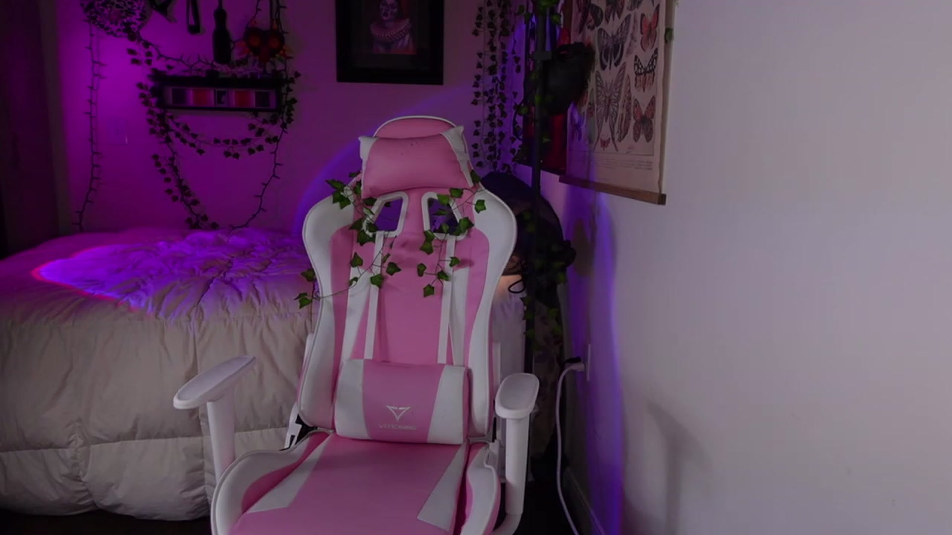 Gallery image thumbnail from Lzardqueen's myfreecams stream on, 03/12/2023, 03:41 image 18 of 20
