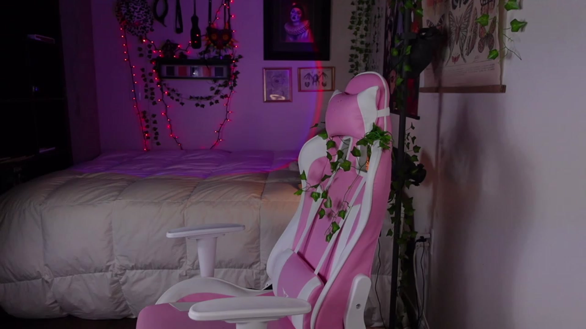 Gallery image thumbnail from Lzardqueen's myfreecams stream on, 03/27/2023, 02:41 image 17 of 20