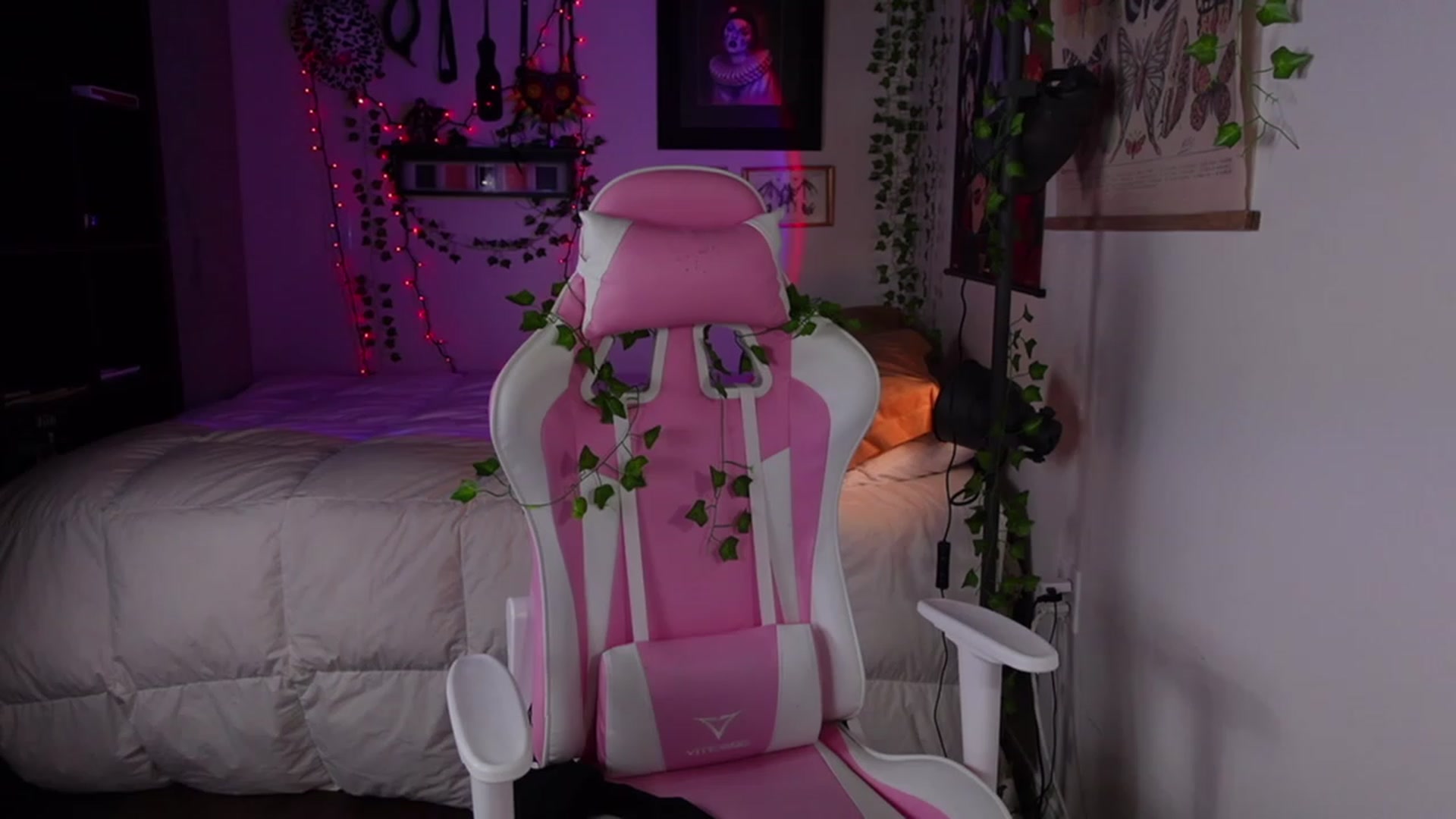 Gallery image thumbnail from Lzardqueen's myfreecams stream on, 03/27/2023, 02:41 image 5 of 20