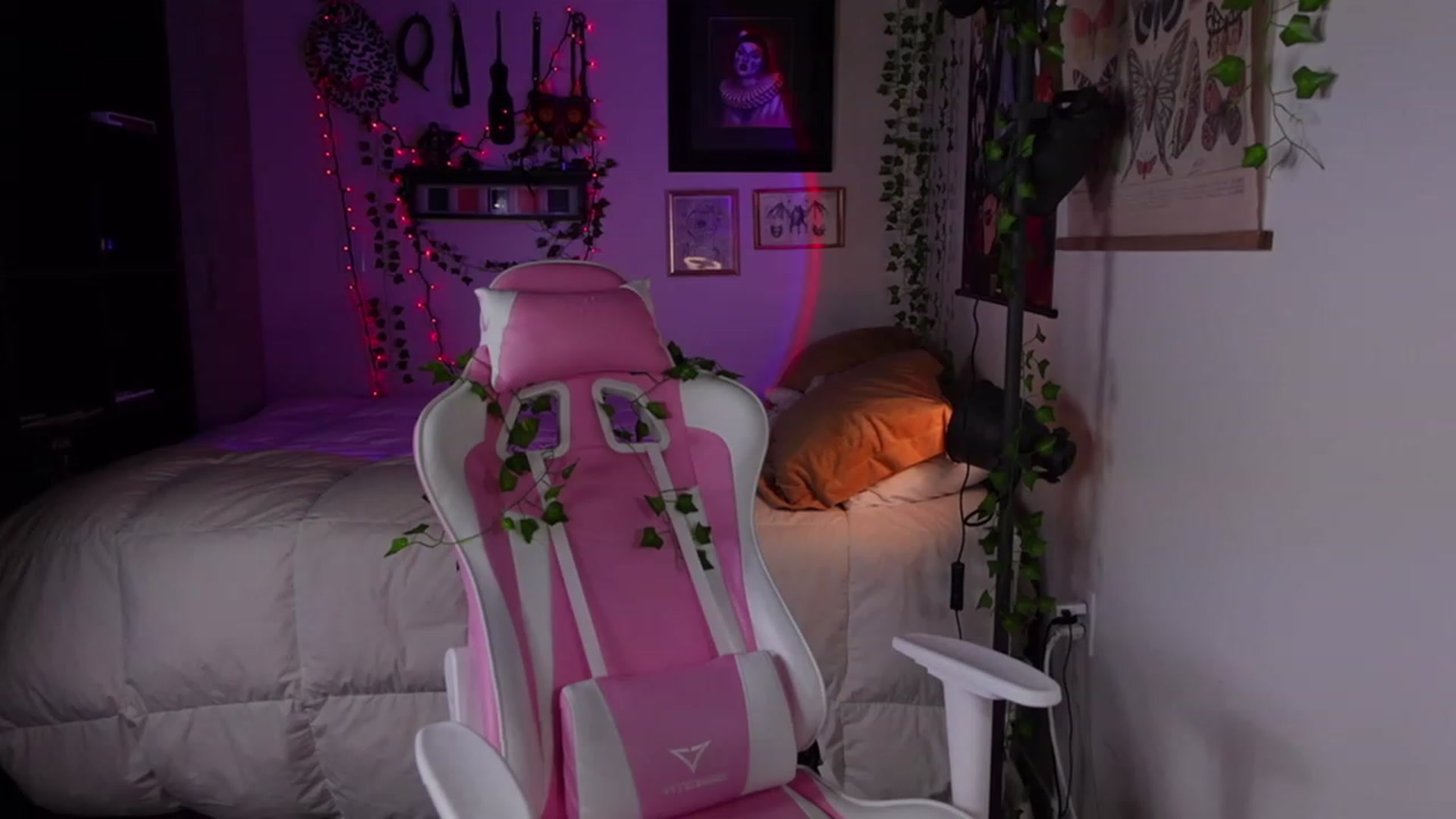 Gallery image thumbnail from Lzardqueen's myfreecams stream on, 03/27/2023, 04:39 image 17 of 20