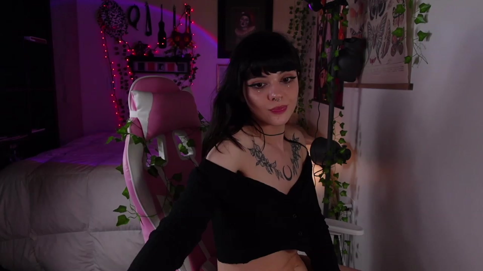 Gallery image thumbnail from Lzardqueen's myfreecams stream on, 03/28/2023, 07:03 image 20 of 20