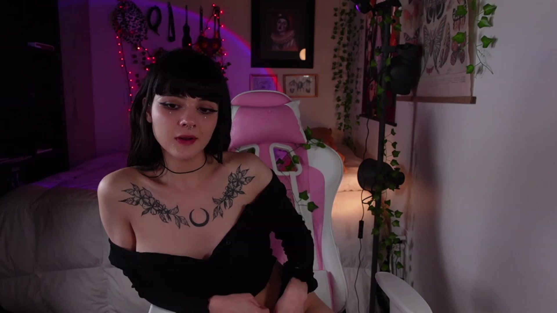 Gallery image thumbnail from Lzardqueen's myfreecams stream on, 03/28/2023, 07:03 image 17 of 20