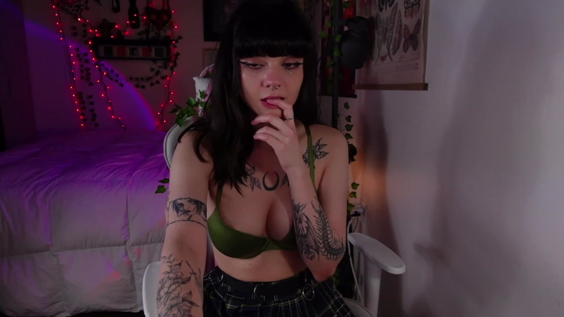 Gallery image thumbnail from Lzardqueen's myfreecams stream on, 04/01/2023, 04:45 image 19 of 20