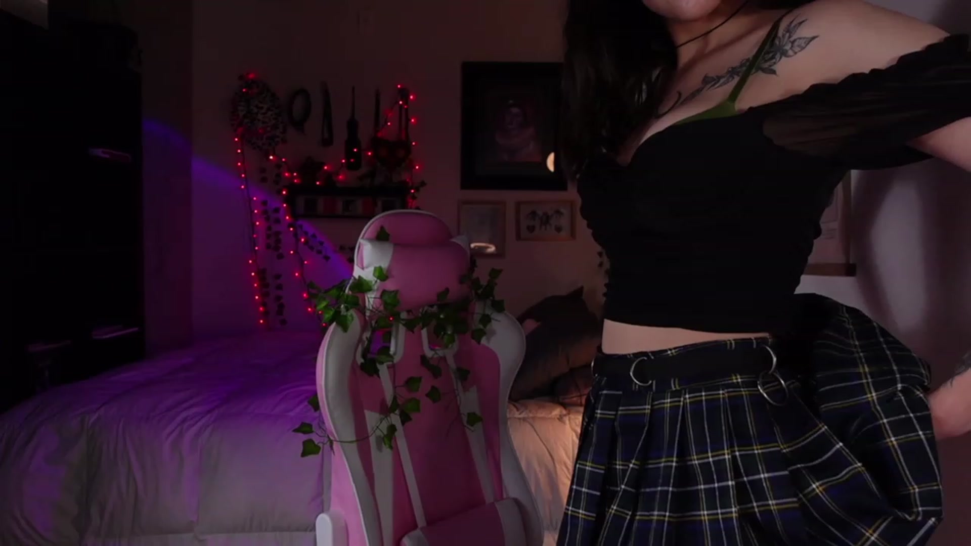Gallery image thumbnail from Lzardqueen's myfreecams stream on, 04/01/2023, 04:45 image 11 of 20
