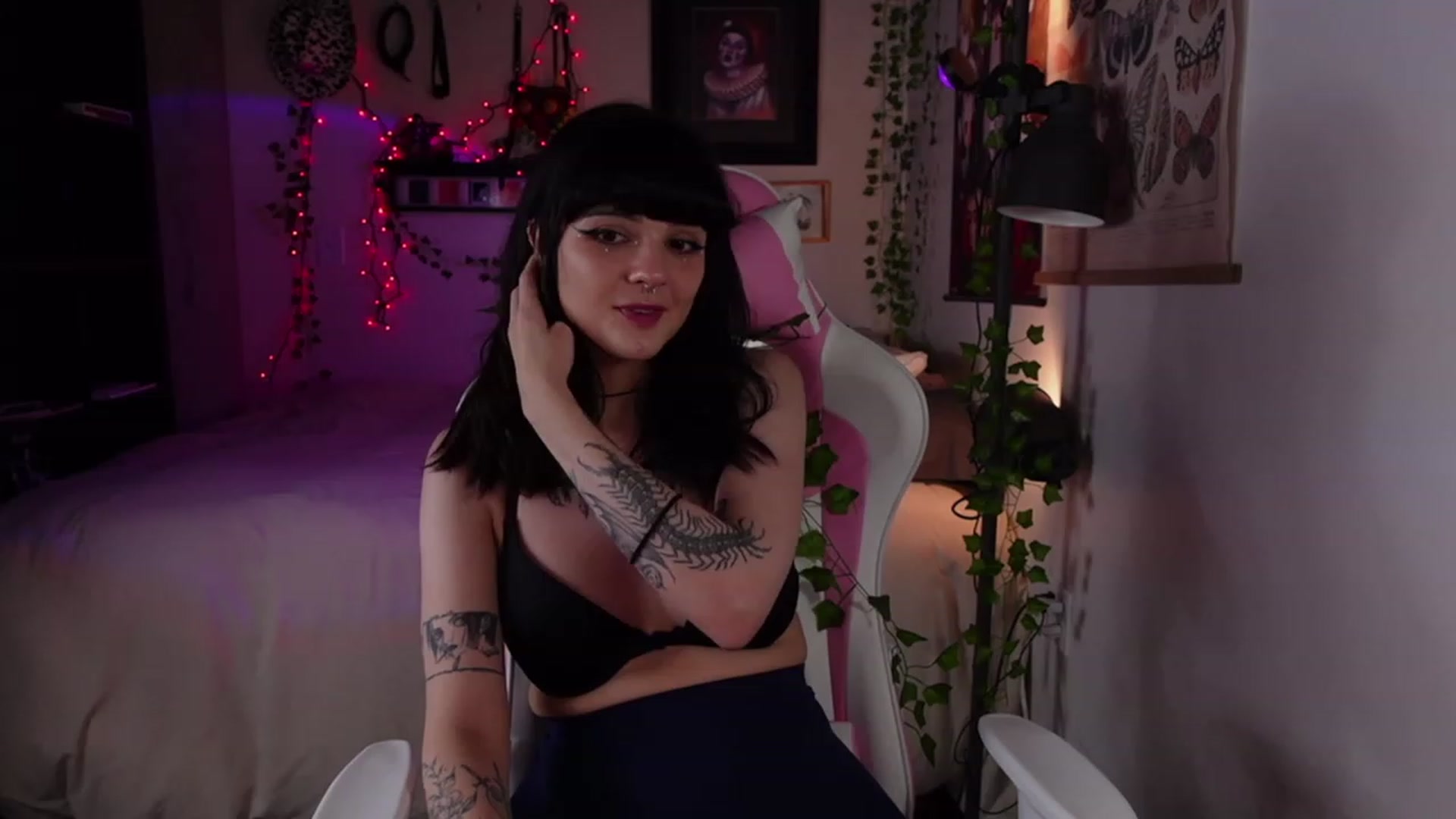 Gallery image thumbnail from Lzardqueen's myfreecams stream on, 04/15/2023, 03:09 image 6 of 20