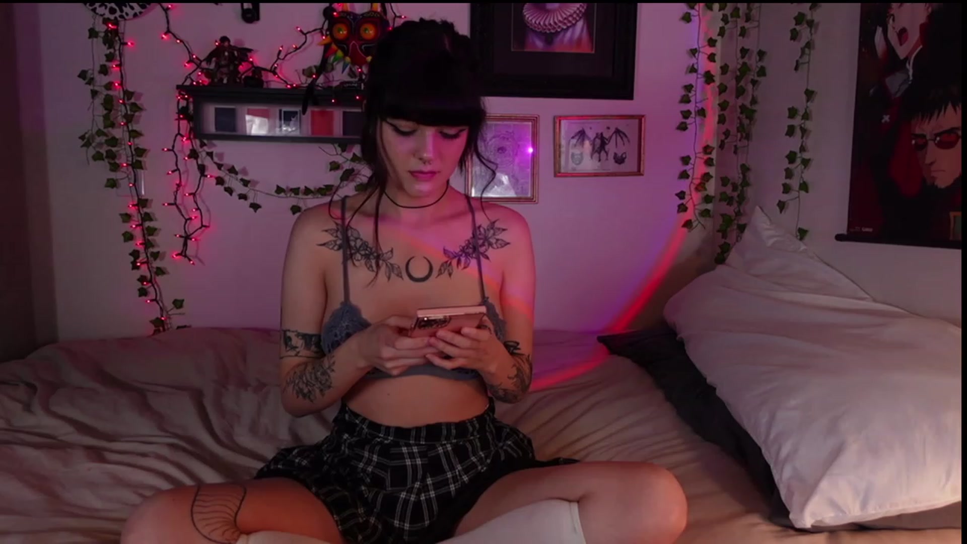 Gallery image thumbnail from Lzardqueen's myfreecams stream on, 04/16/2023, 01:36 image 16 of 20