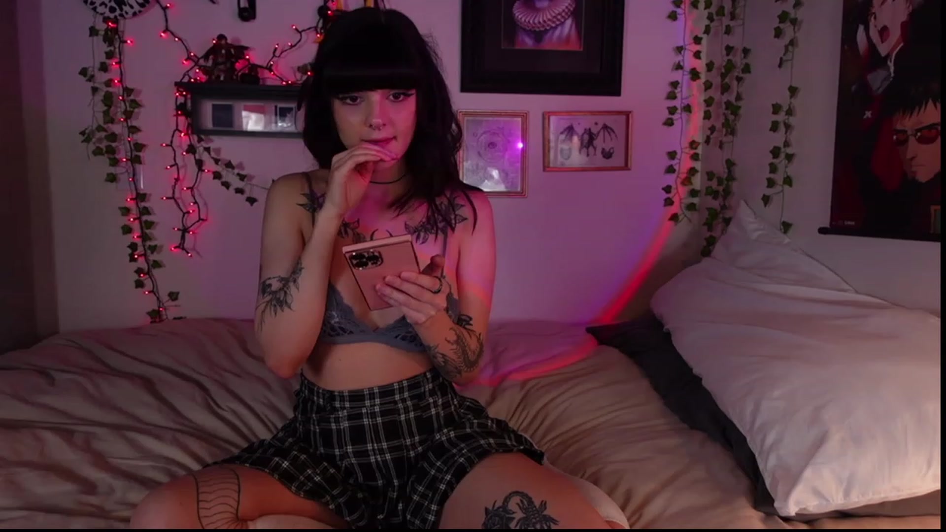 Gallery image thumbnail from Lzardqueen's myfreecams stream on, 04/16/2023, 01:36 image 6 of 20