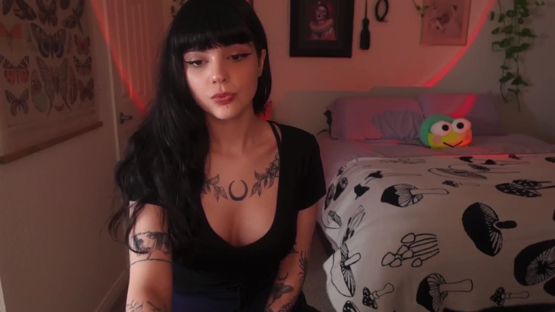 Gallery image thumbnail from Lzardqueen's myfreecams stream on, 06/17/2024, 03:09 image 10 of 20