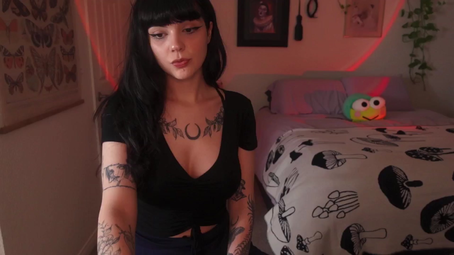 Gallery image thumbnail from Lzardqueen's myfreecams stream on, 06/17/2024, 03:09 image 6 of 20
