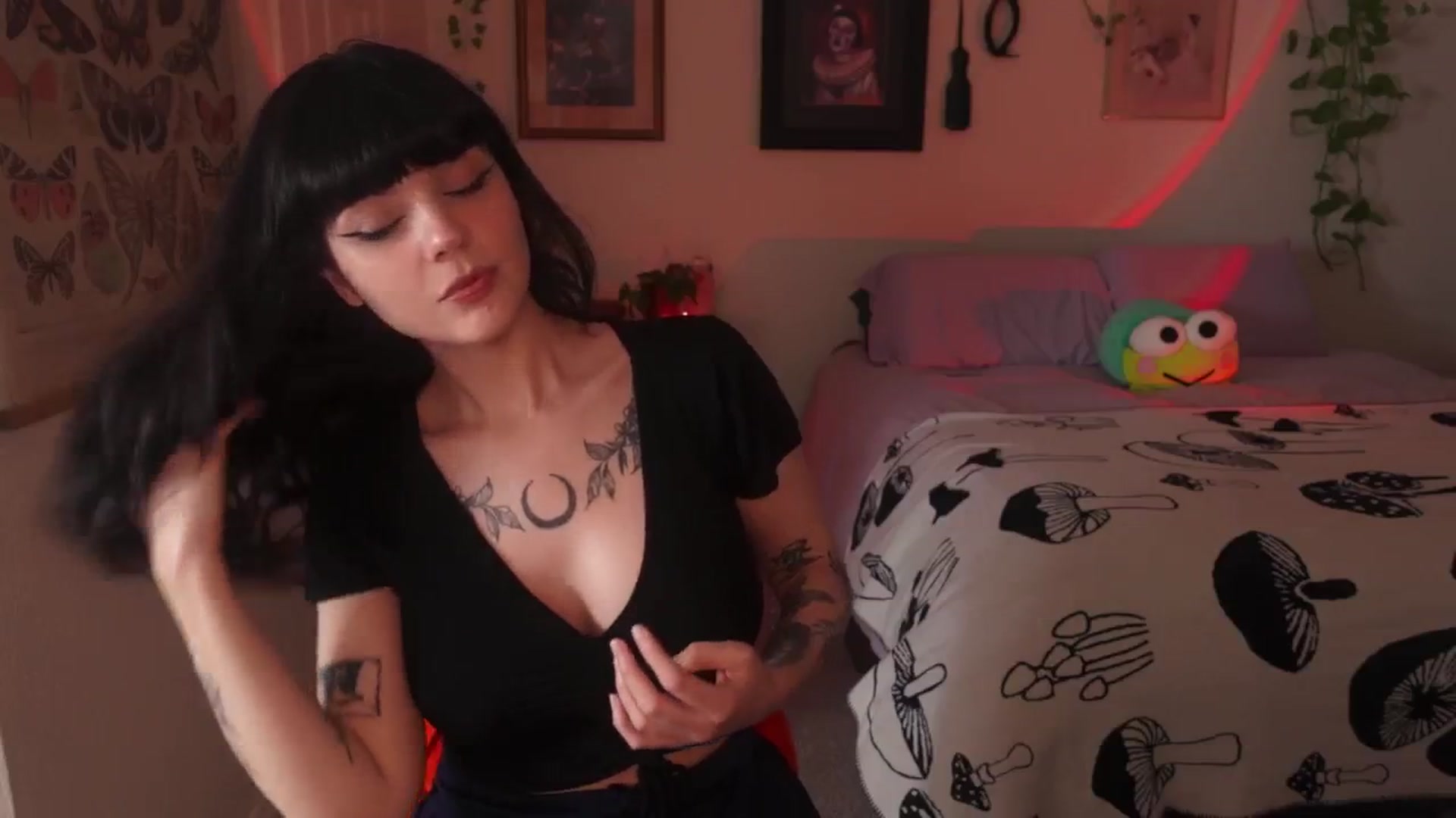 Gallery image thumbnail from Lzardqueen's myfreecams stream on, 06/17/2024, 03:09 image 3 of 20