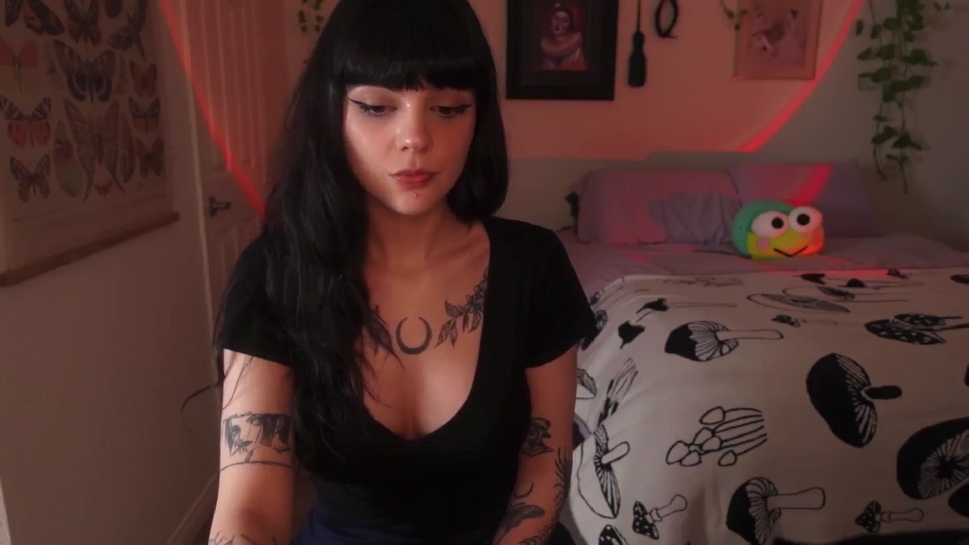Gallery image thumbnail from Lzardqueen's myfreecams stream on, 06/17/2024, 03:09 image 15 of 20