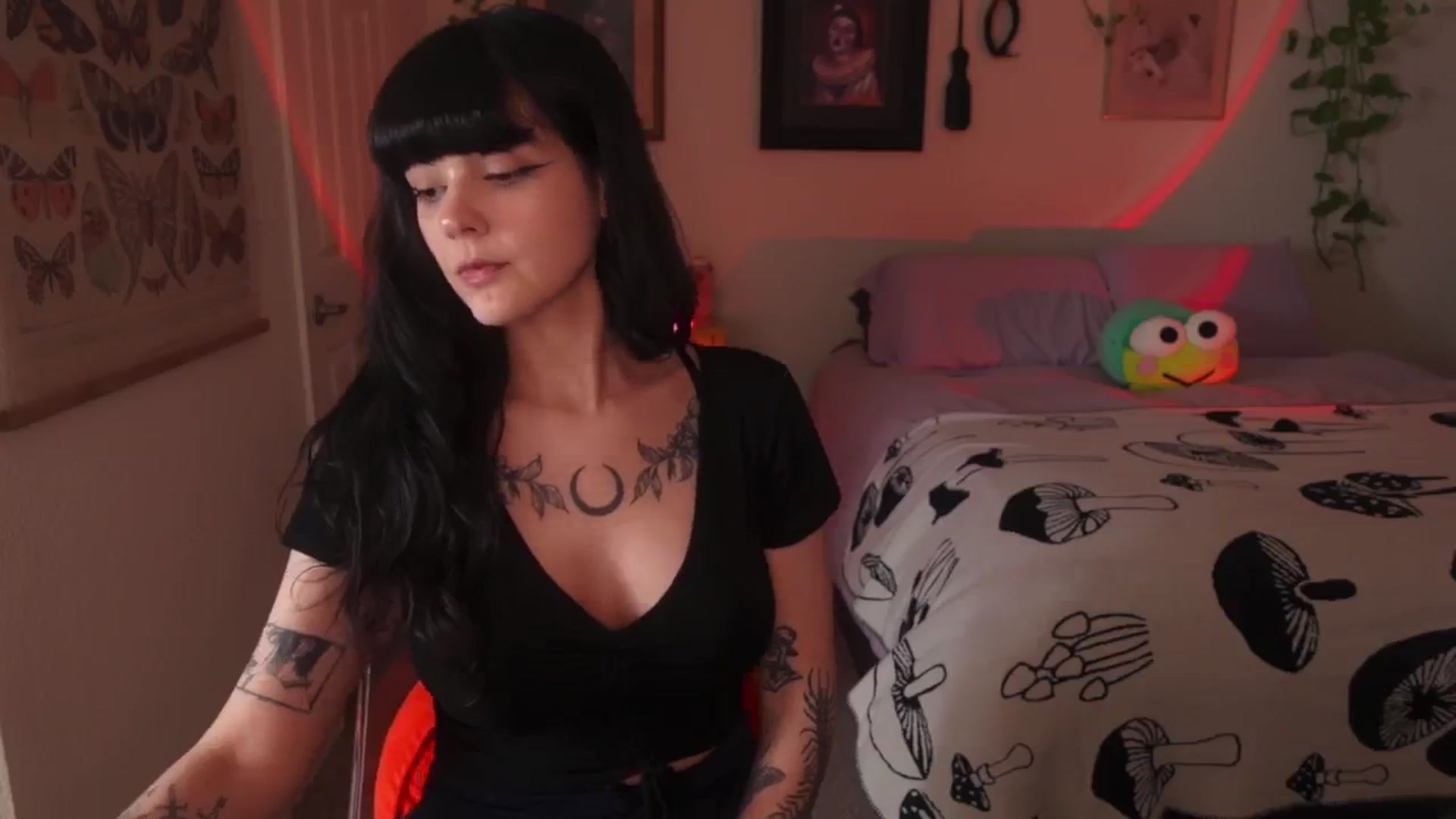 Gallery image thumbnail from Lzardqueen's myfreecams stream on, 06/17/2024, 03:09 image 2 of 20