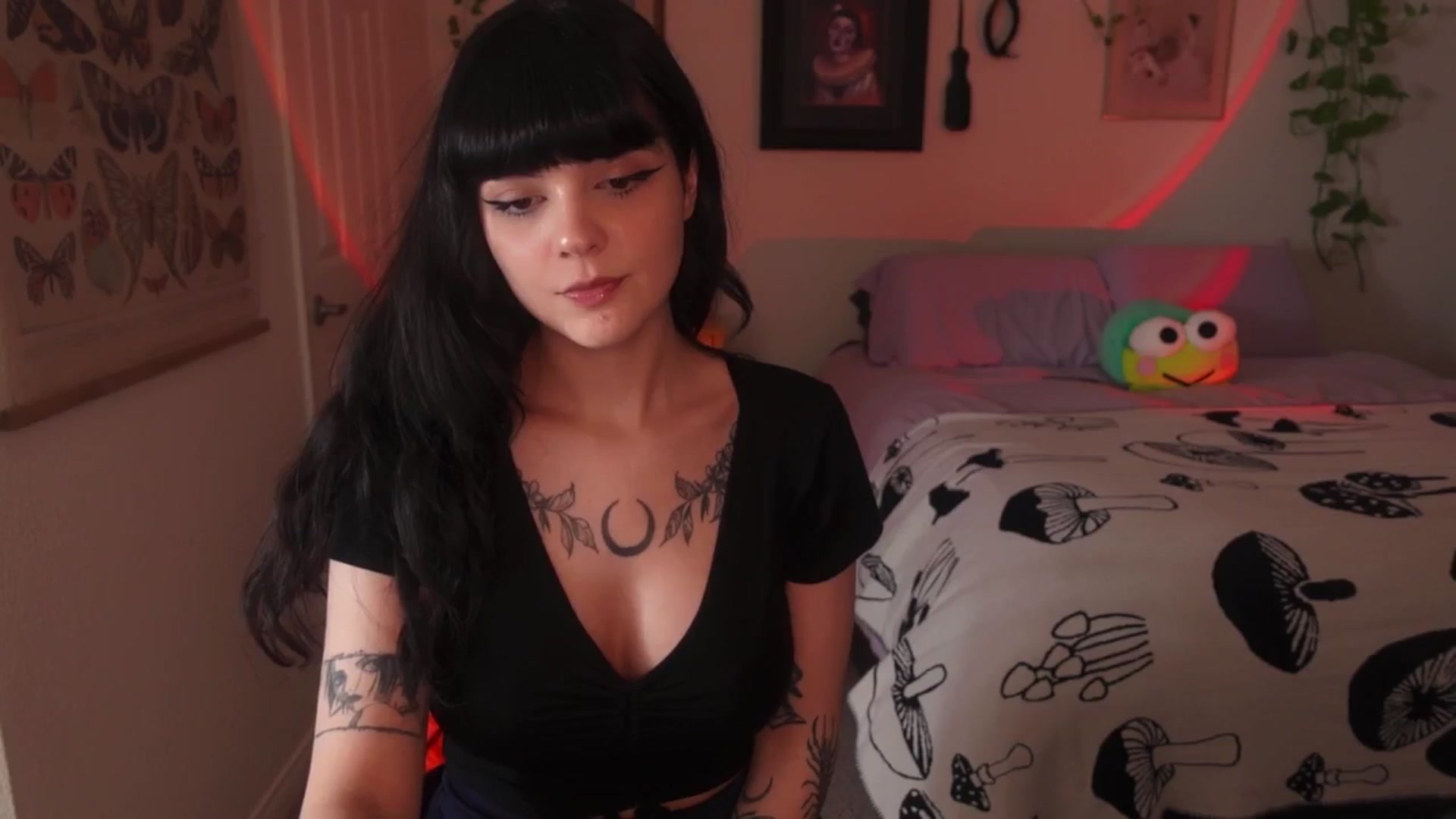 Gallery image thumbnail from Lzardqueen's myfreecams stream on, 06/17/2024, 03:09 image 4 of 20