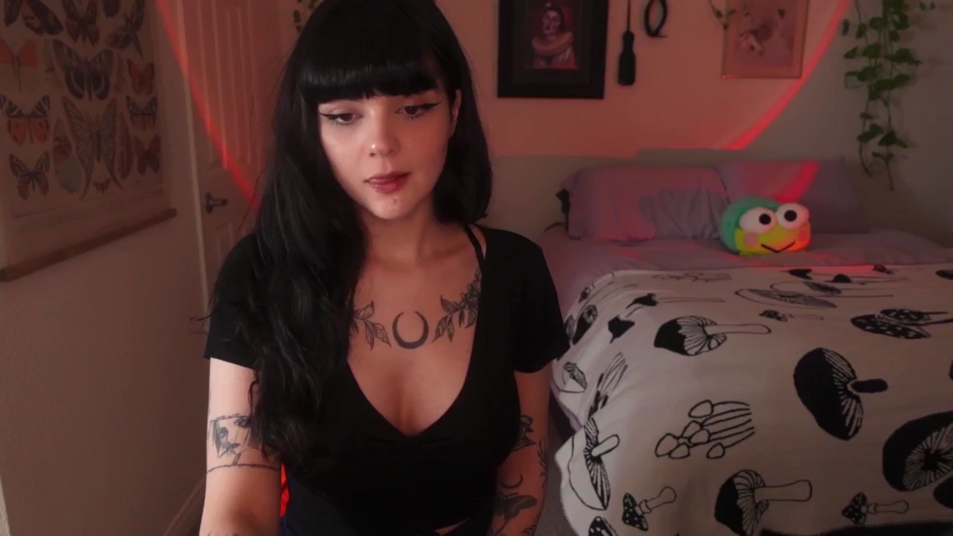 Gallery image thumbnail from Lzardqueen's myfreecams stream on, 06/17/2024, 03:09 image 1 of 20
