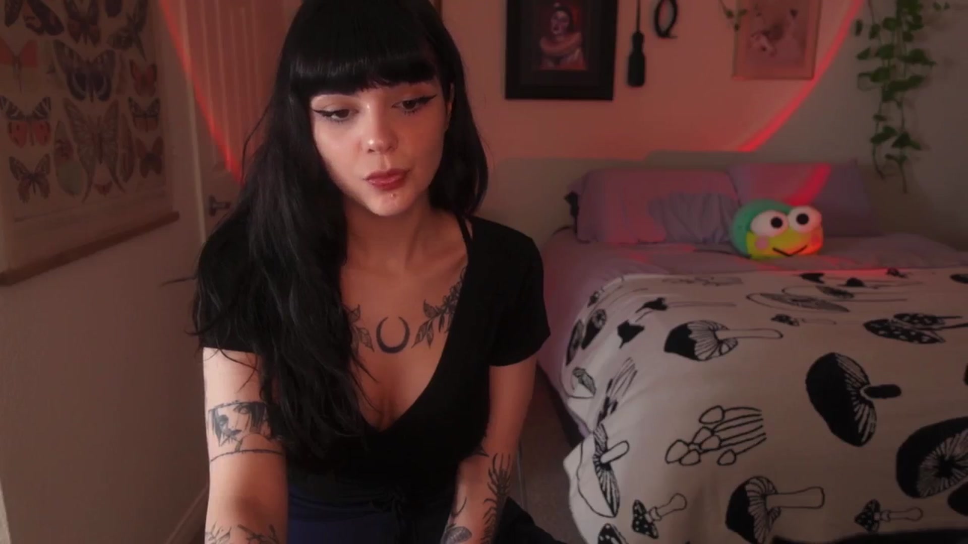 Gallery image thumbnail from Lzardqueen's myfreecams stream on, 06/17/2024, 03:09 image 7 of 20