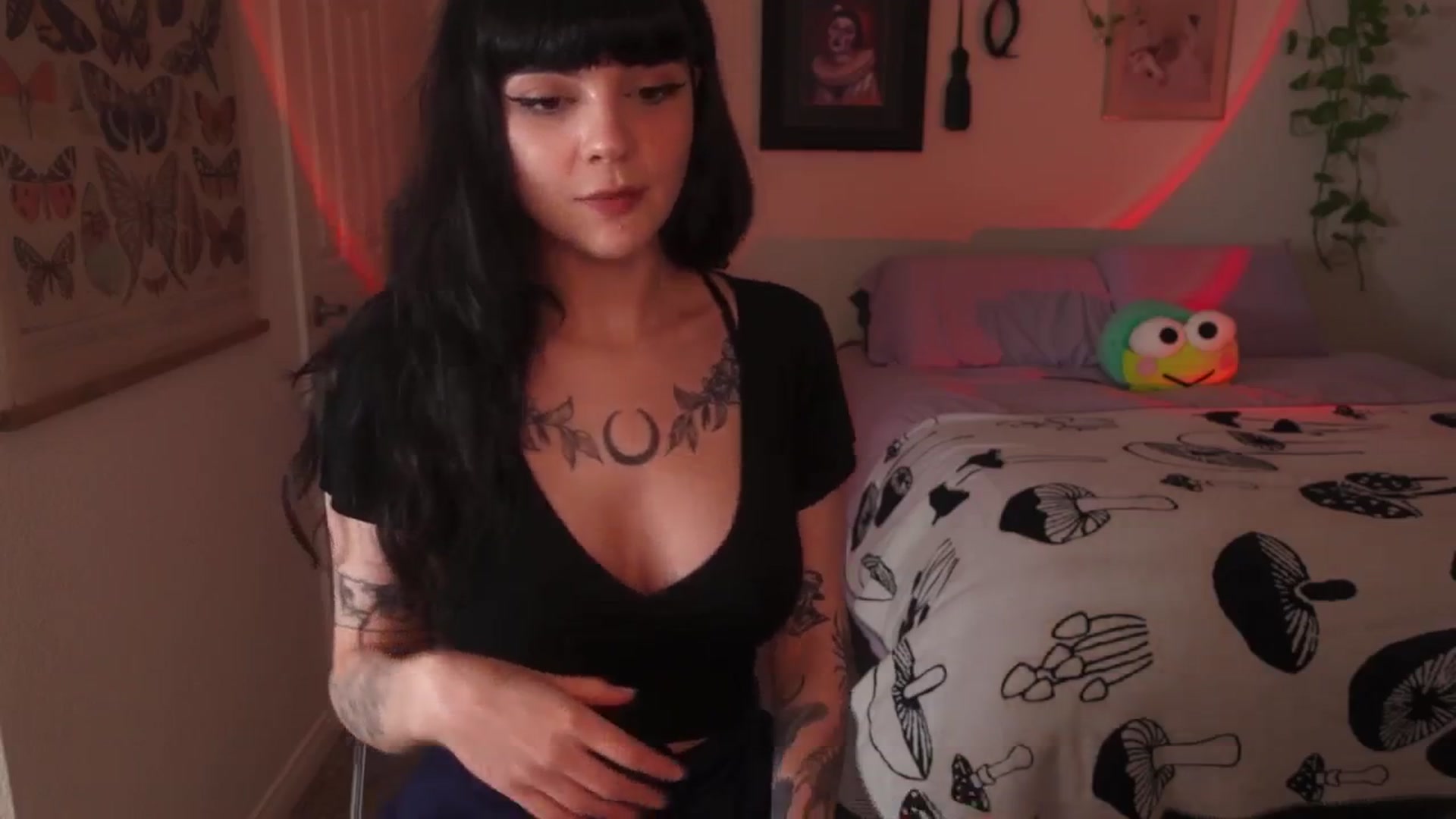 Gallery image thumbnail from Lzardqueen's myfreecams stream on, 06/17/2024, 03:09 image 5 of 20