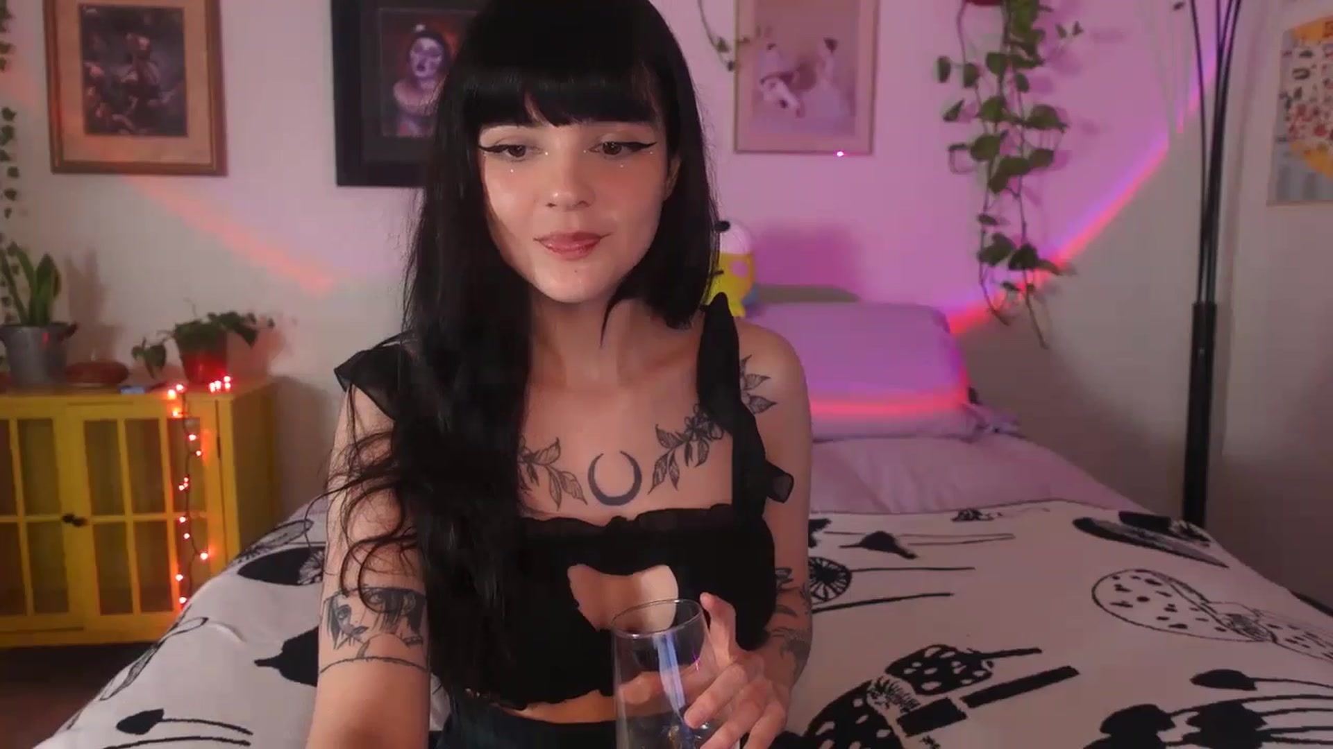 Gallery image thumbnail from Lzardqueen's myfreecams stream on, 06/18/2024, 01:01 image 11 of 20