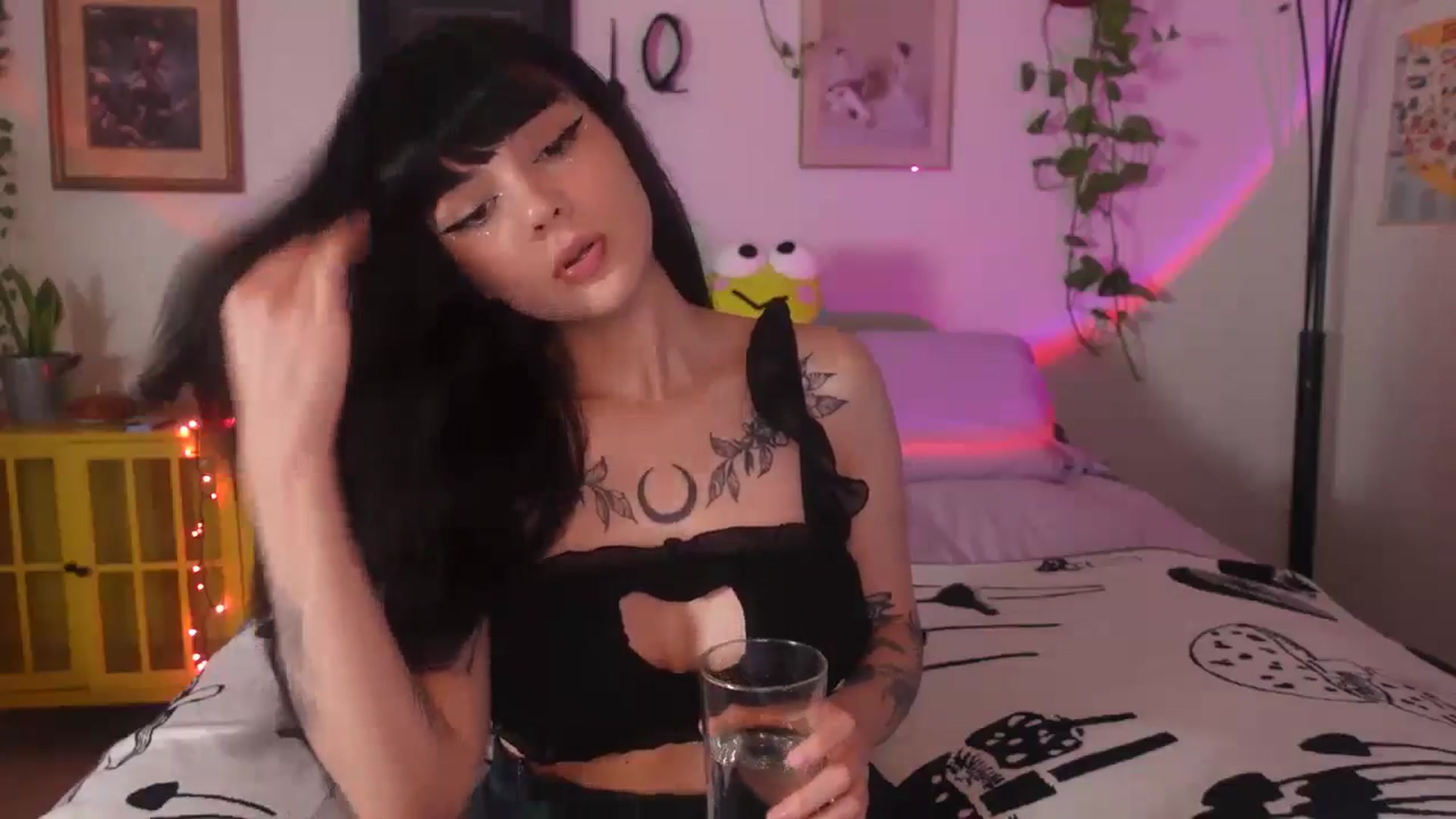 Gallery image thumbnail from Lzardqueen's myfreecams stream on, 06/18/2024, 01:01 image 13 of 20