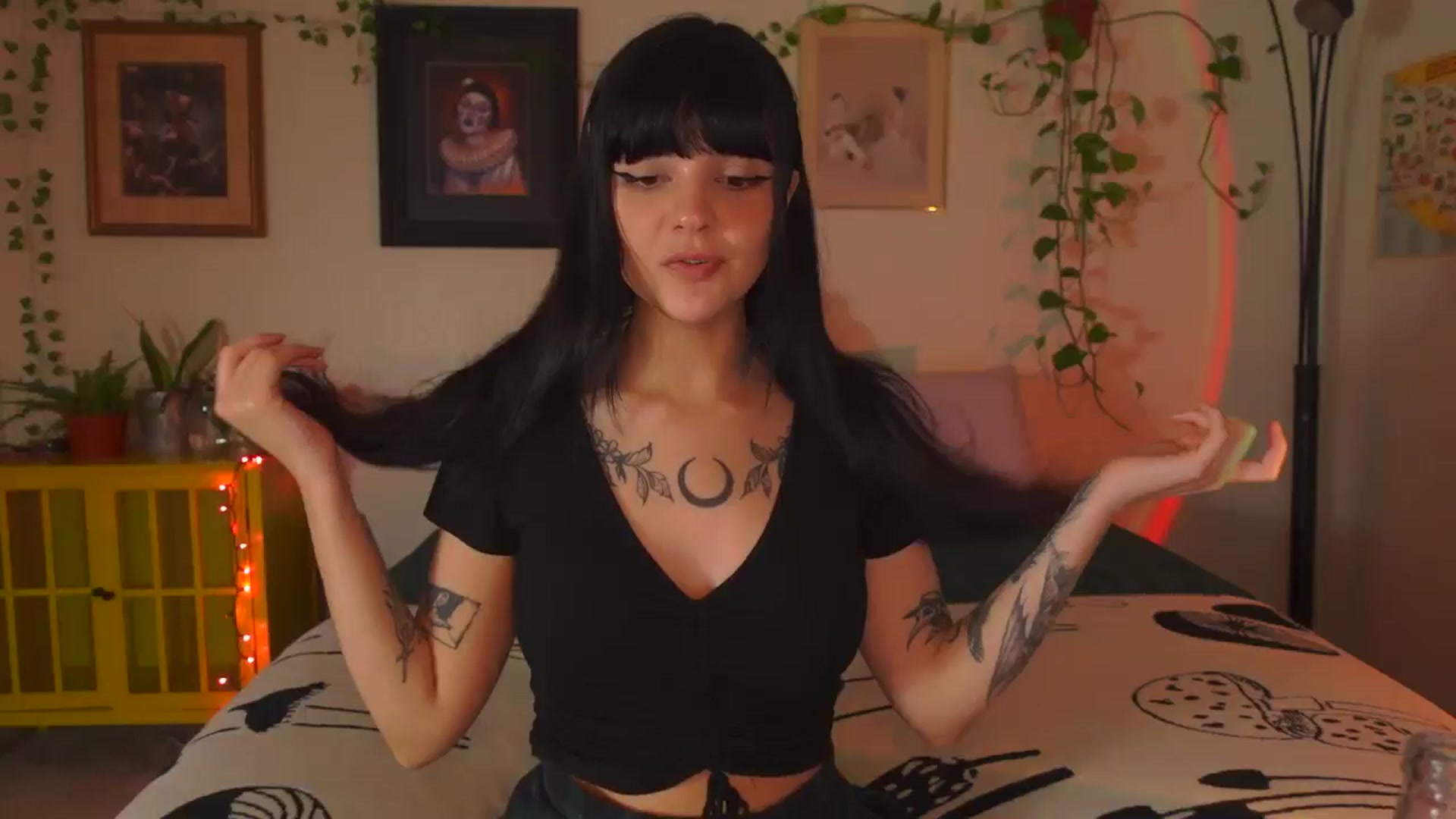 Gallery image thumbnail from Lzardqueen's myfreecams stream on, 07/10/2024, 24:59 image 1 of 20