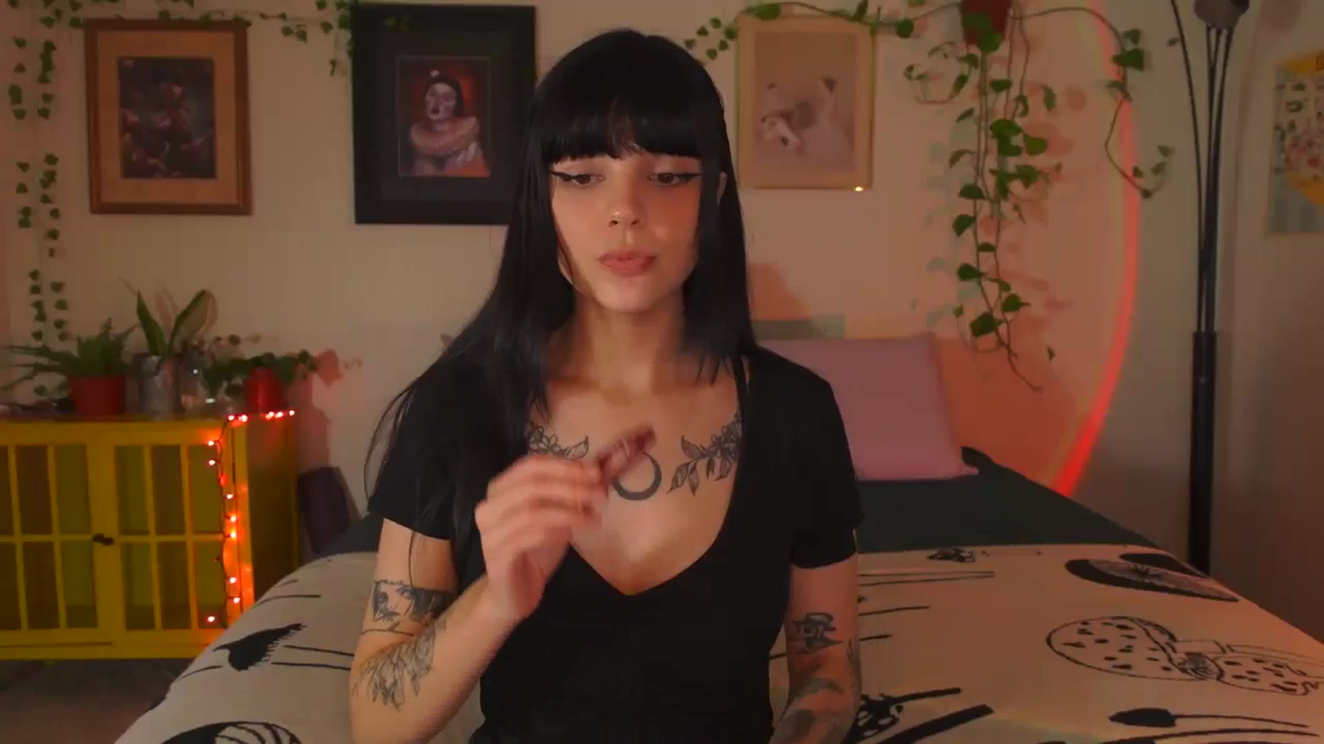 Gallery image thumbnail from Lzardqueen's myfreecams stream on, 07/10/2024, 24:59 image 7 of 20