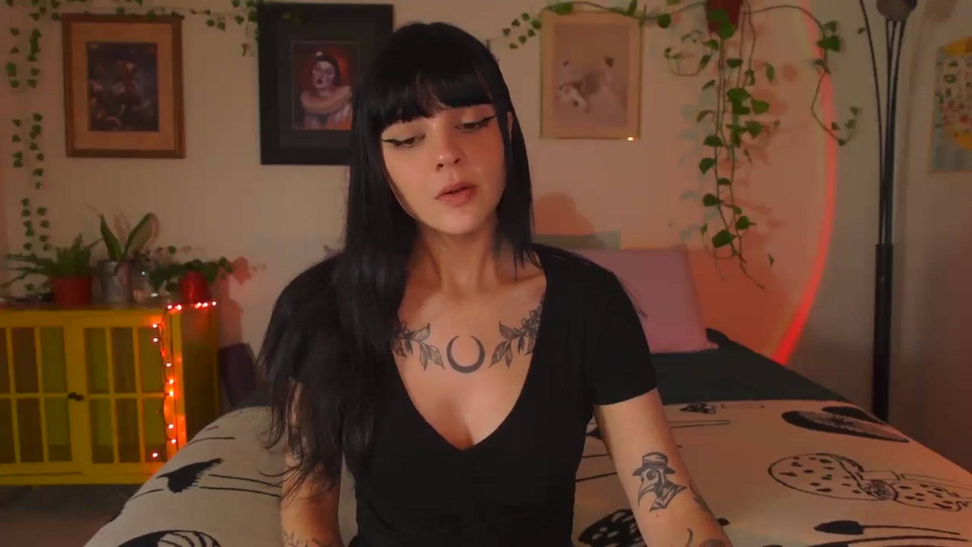 Gallery image thumbnail from Lzardqueen's myfreecams stream on, 07/10/2024, 24:59 image 6 of 20