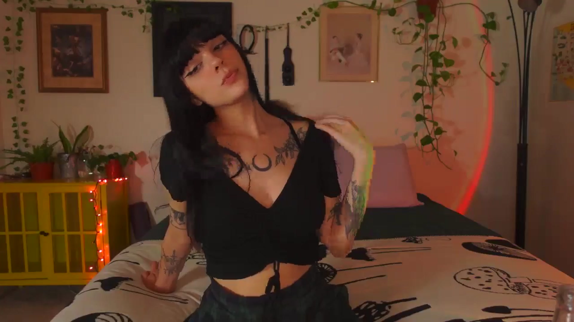 Gallery image thumbnail from Lzardqueen's myfreecams stream on, 07/10/2024, 24:59 image 14 of 20