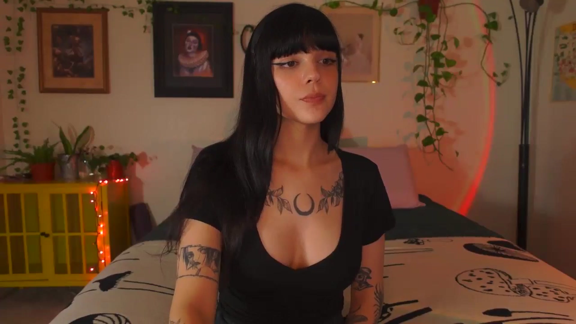 Gallery image thumbnail from Lzardqueen's myfreecams stream on, 07/10/2024, 24:59 image 4 of 20