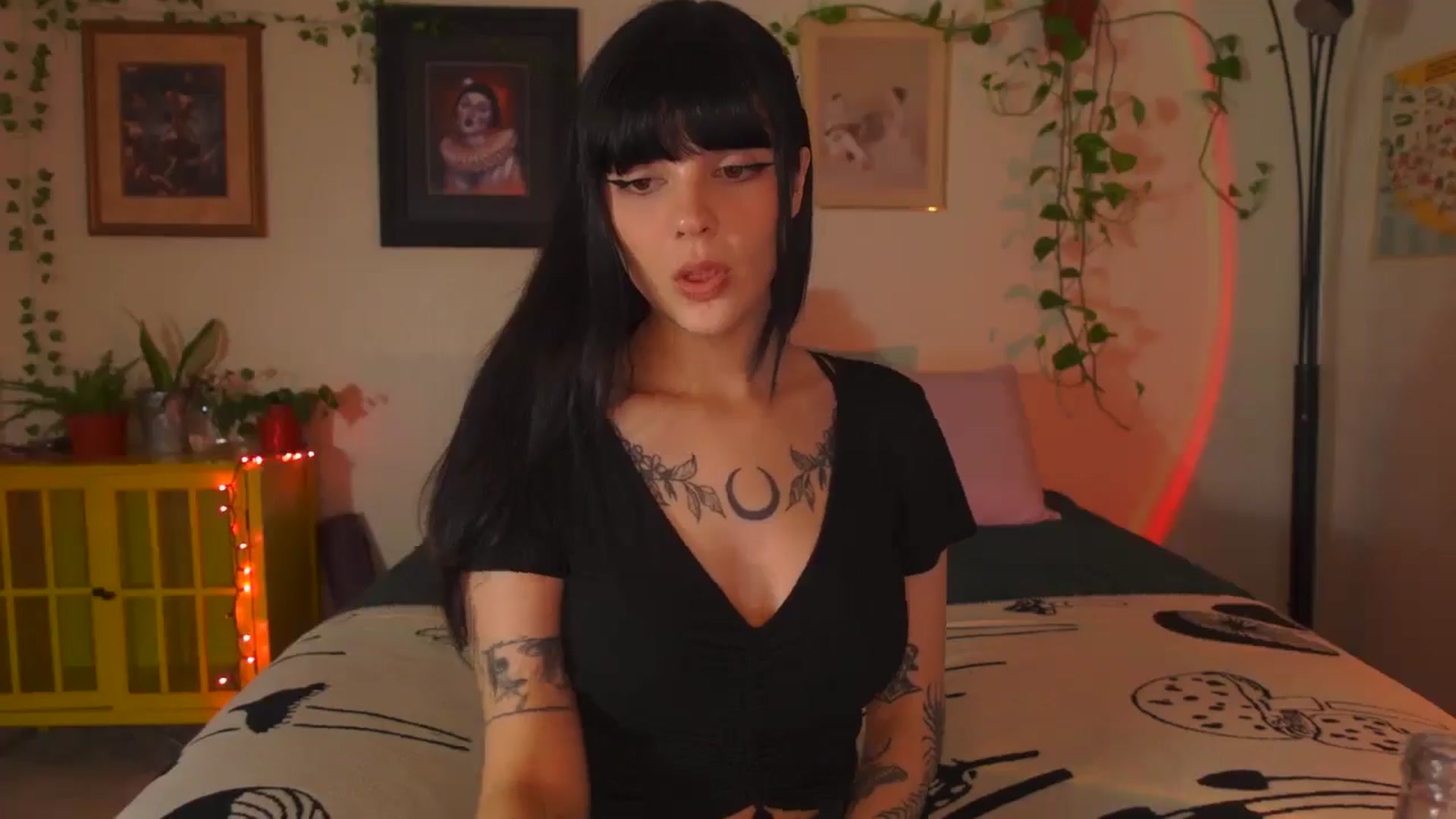 Gallery image thumbnail from Lzardqueen's myfreecams stream on, 07/10/2024, 24:59 image 2 of 20