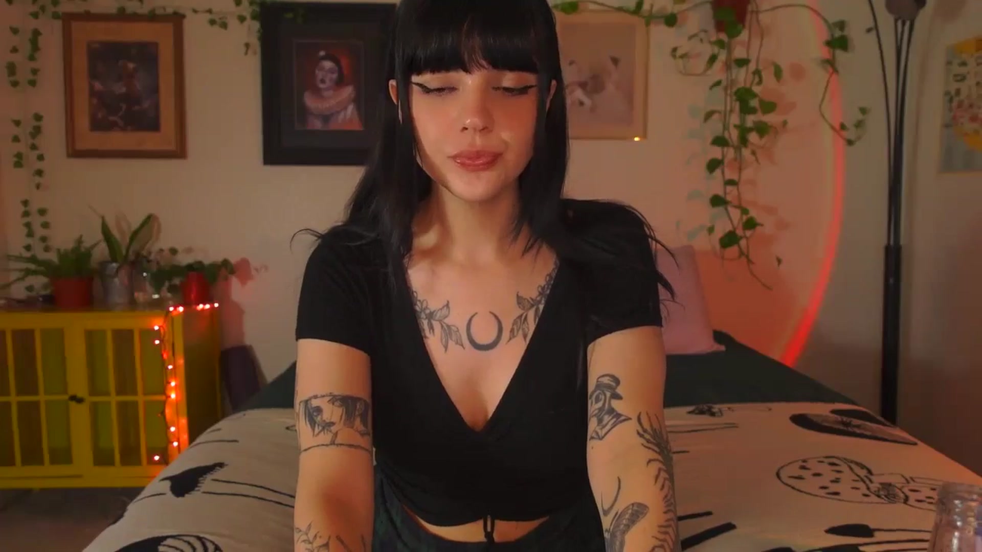 Gallery image thumbnail from Lzardqueen's myfreecams stream on, 07/10/2024, 24:59 image 17 of 20
