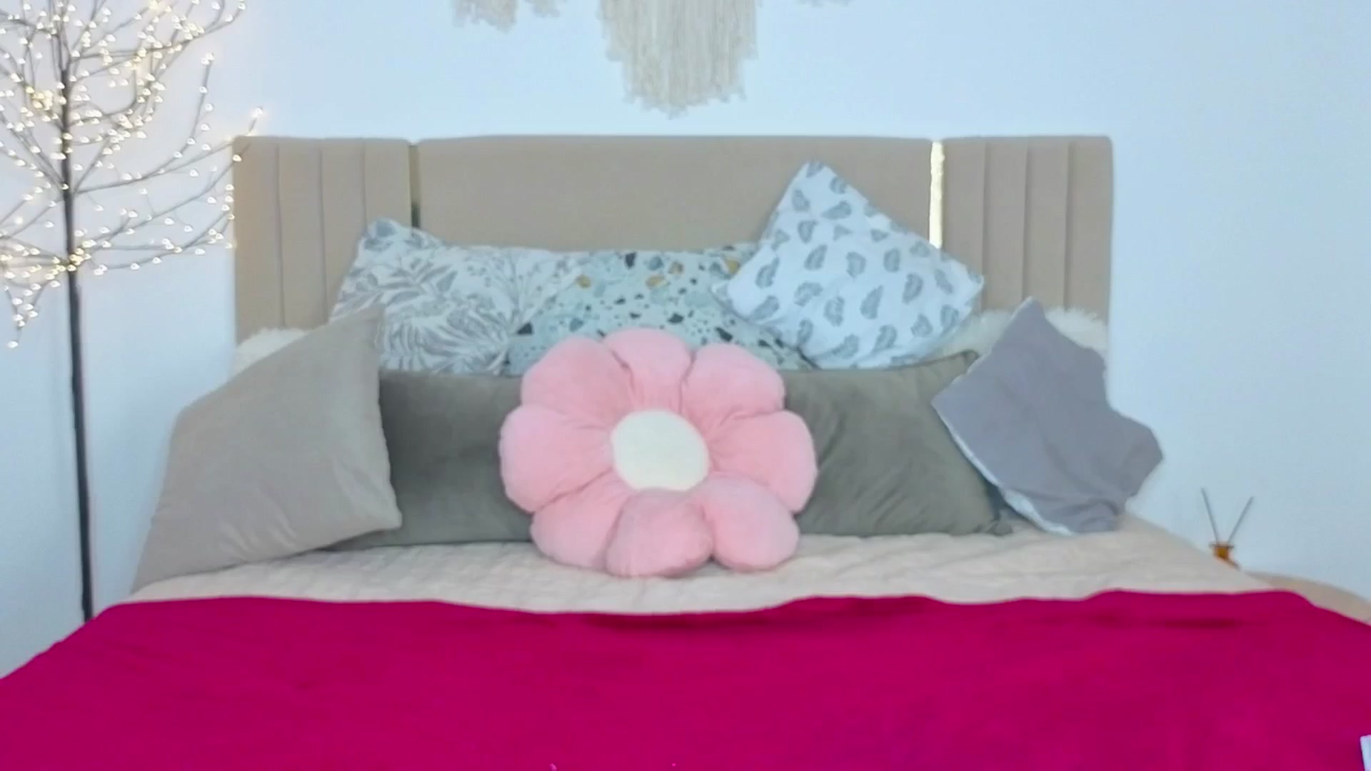 Gallery image thumbnail from M1ss_arina's myfreecams stream on, 11/18/2025, 24:50 image 9 of 20