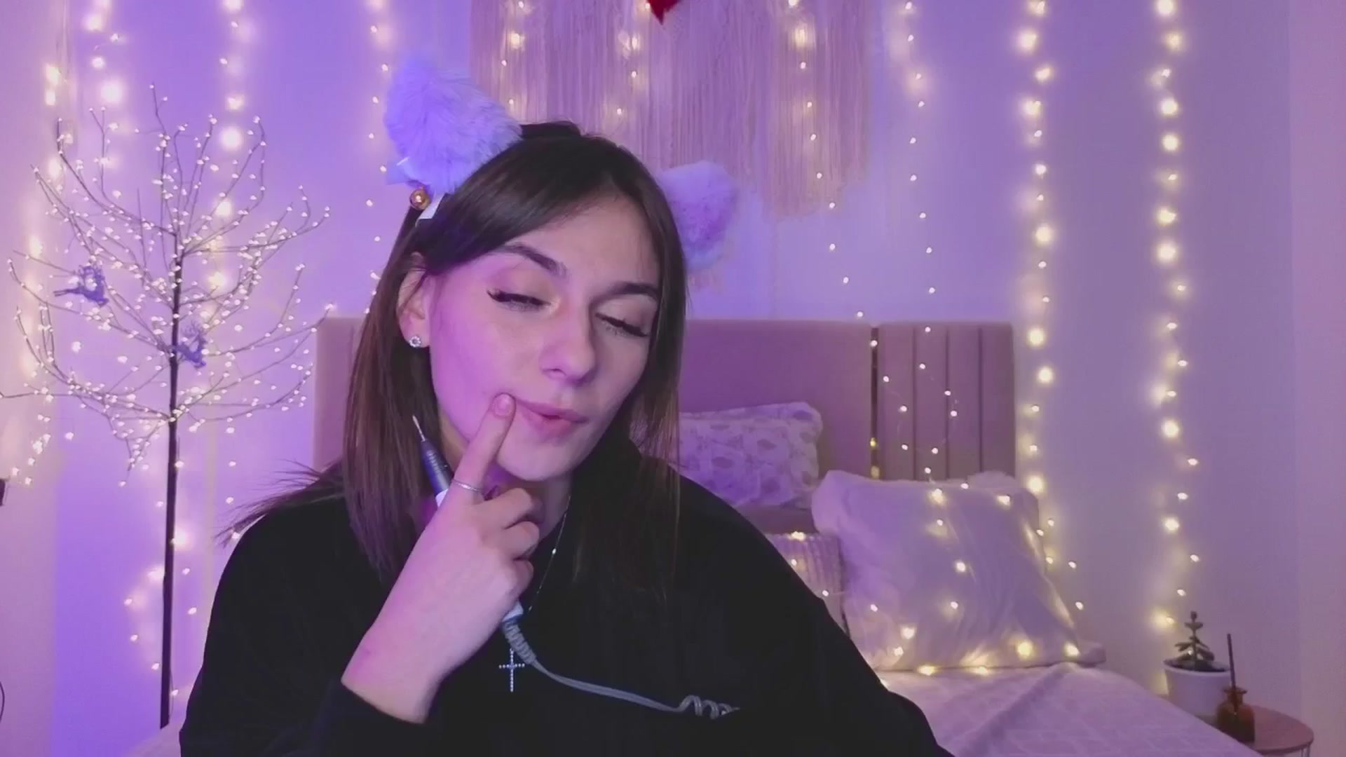 Gallery image thumbnail from M1ss_arina's myfreecams stream on, 12/19/2025, 23:48 image 15 of 20
