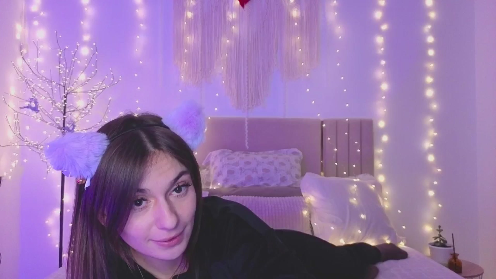 Gallery image thumbnail from M1ss_arina's myfreecams stream on, 12/19/2025, 23:48 image 16 of 20