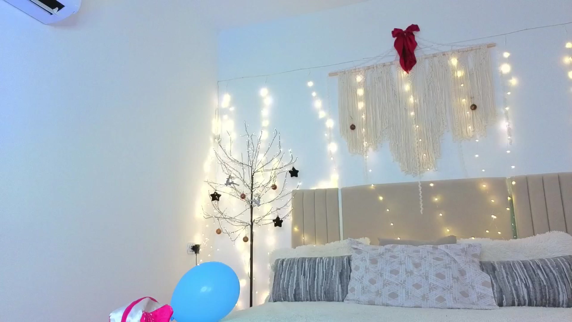 Gallery image thumbnail from M1ss_arina's myfreecams stream on, 01/04/2026, 01:33 image 12 of 20