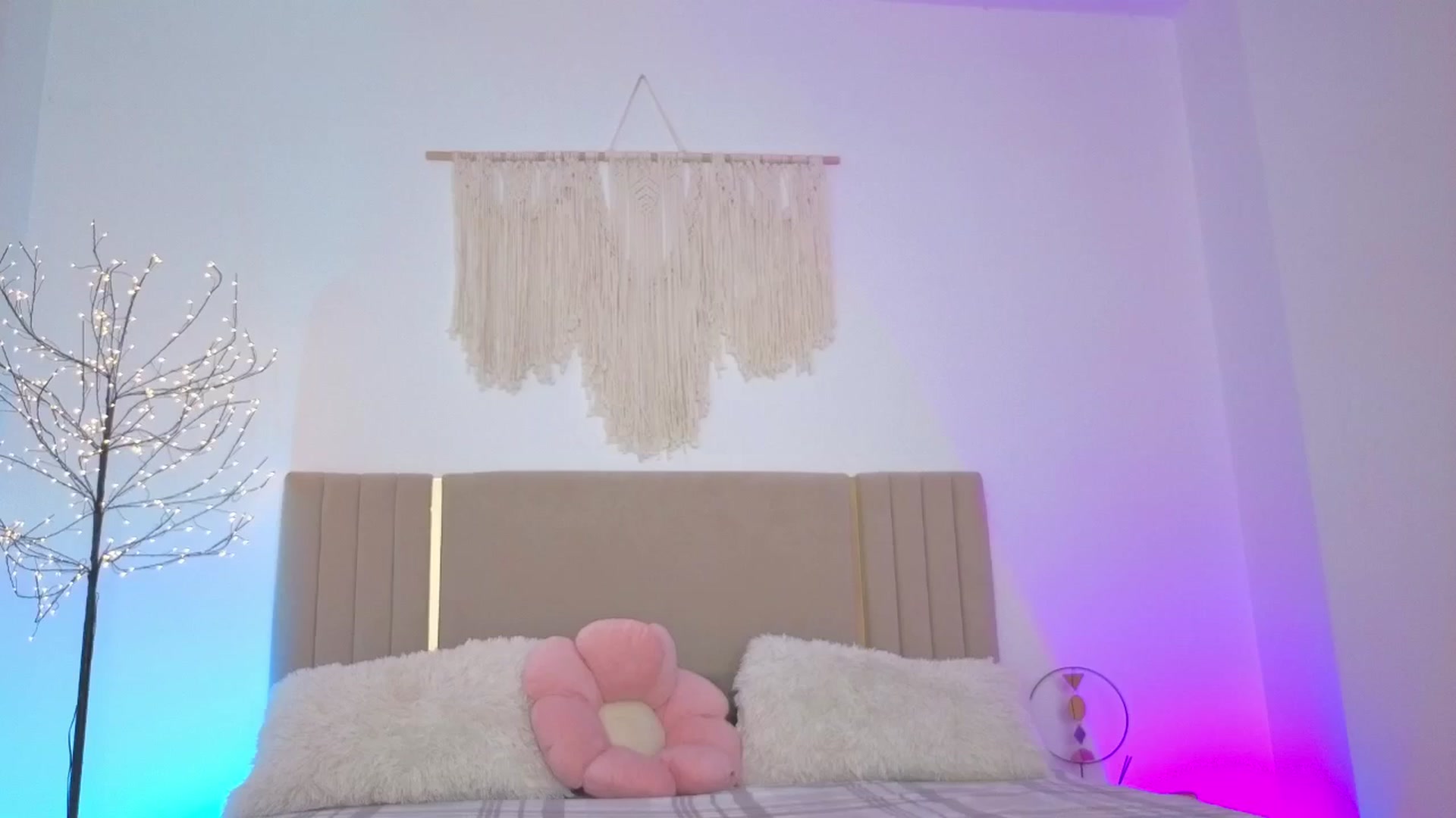 Gallery image thumbnail from M1ss_arina's myfreecams stream on, 02/28/2026, 04:03 image 17 of 20