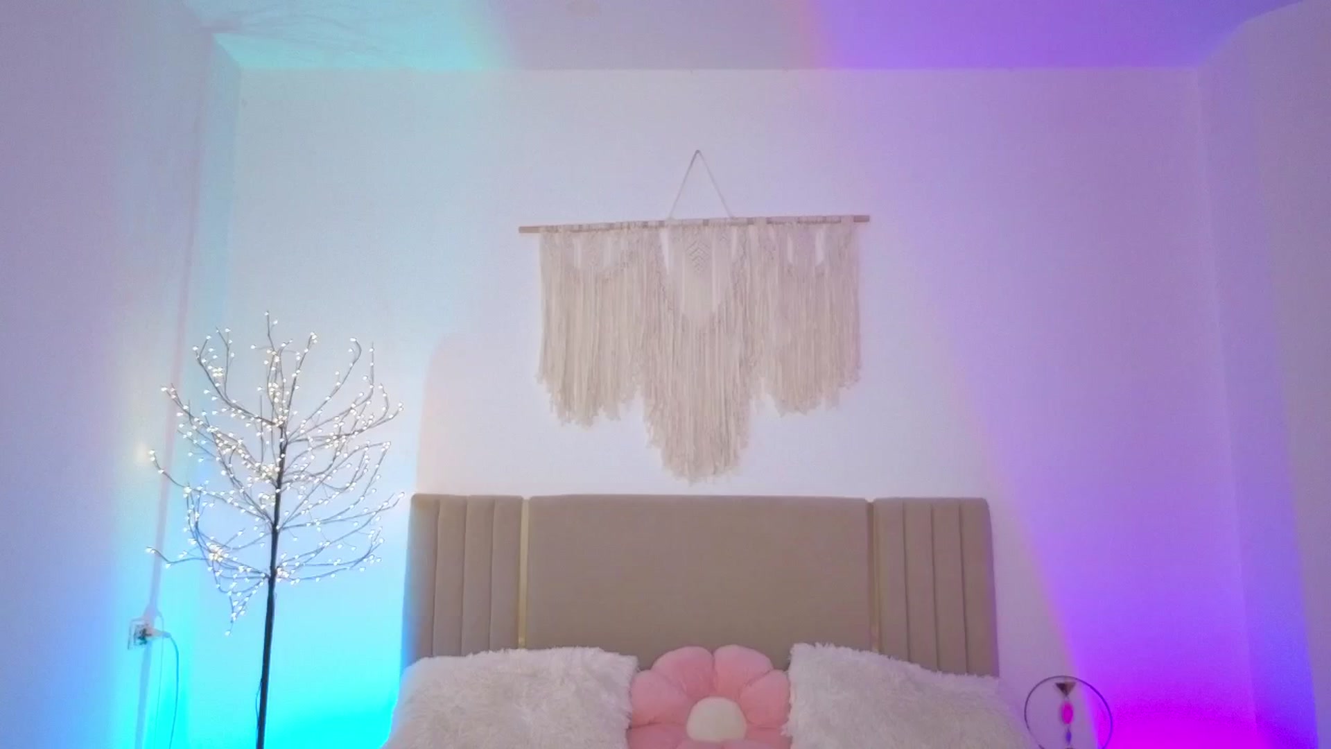 Gallery image thumbnail from M1ss_arina's myfreecams stream on, 03/01/2026, 24:09 image 18 of 20