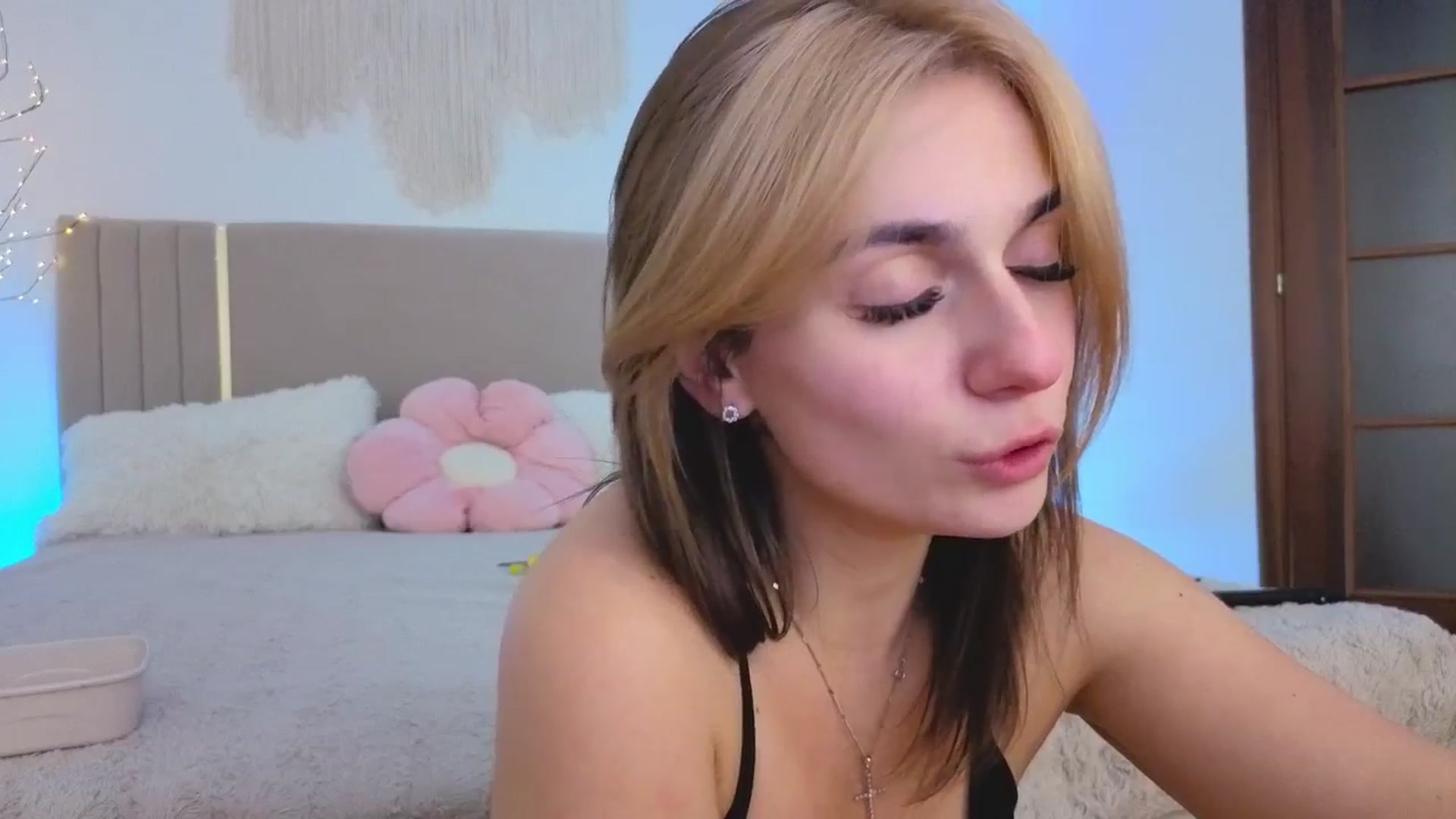 Gallery image thumbnail from M1ss_arina's myfreecams stream on, 03/08/2026, 01:09 image 12 of 20