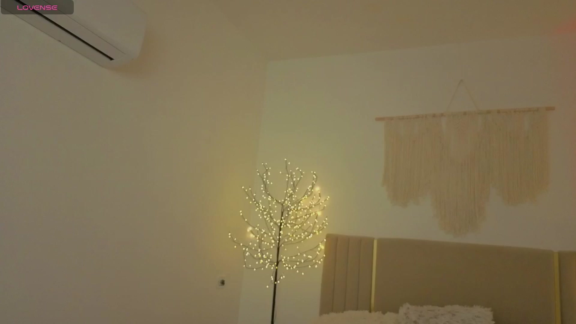 Gallery image thumbnail from M1ss_arina's myfreecams stream on, 04/08/2026, 24:08 image 17 of 20