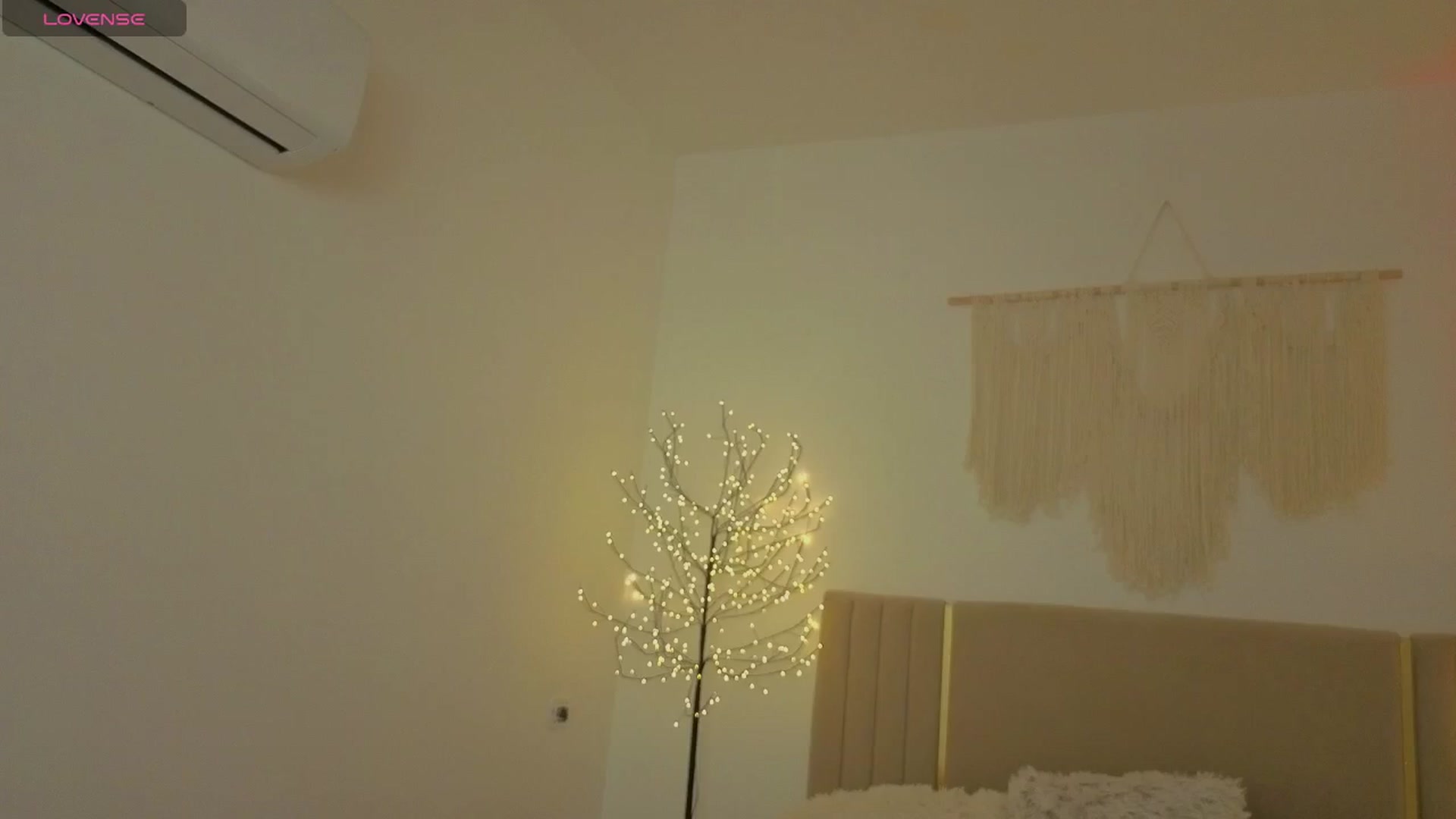 Gallery image thumbnail from M1ss_arina's myfreecams stream on, 04/08/2026, 24:08 image 13 of 20