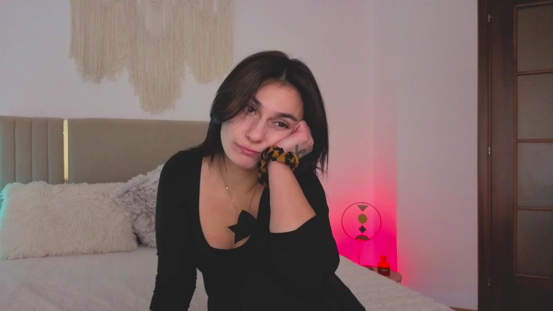 Gallery image thumbnail from M1ss_arina's myfreecams stream on, 04/30/2026, 08:06 image 9 of 20