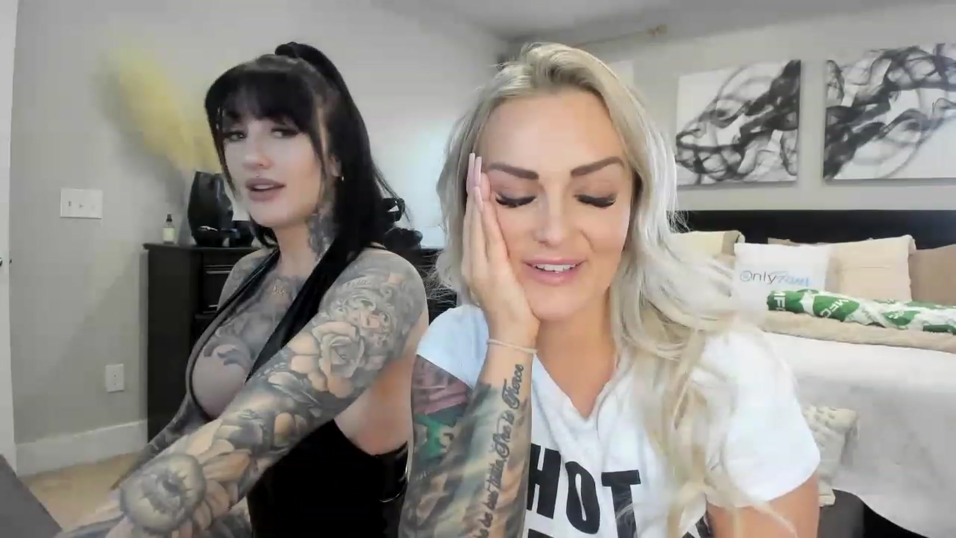 Gallery image thumbnail from MFCCamModel's myfreecams stream on, 11/18/2022, 20:45 image 2 of 20