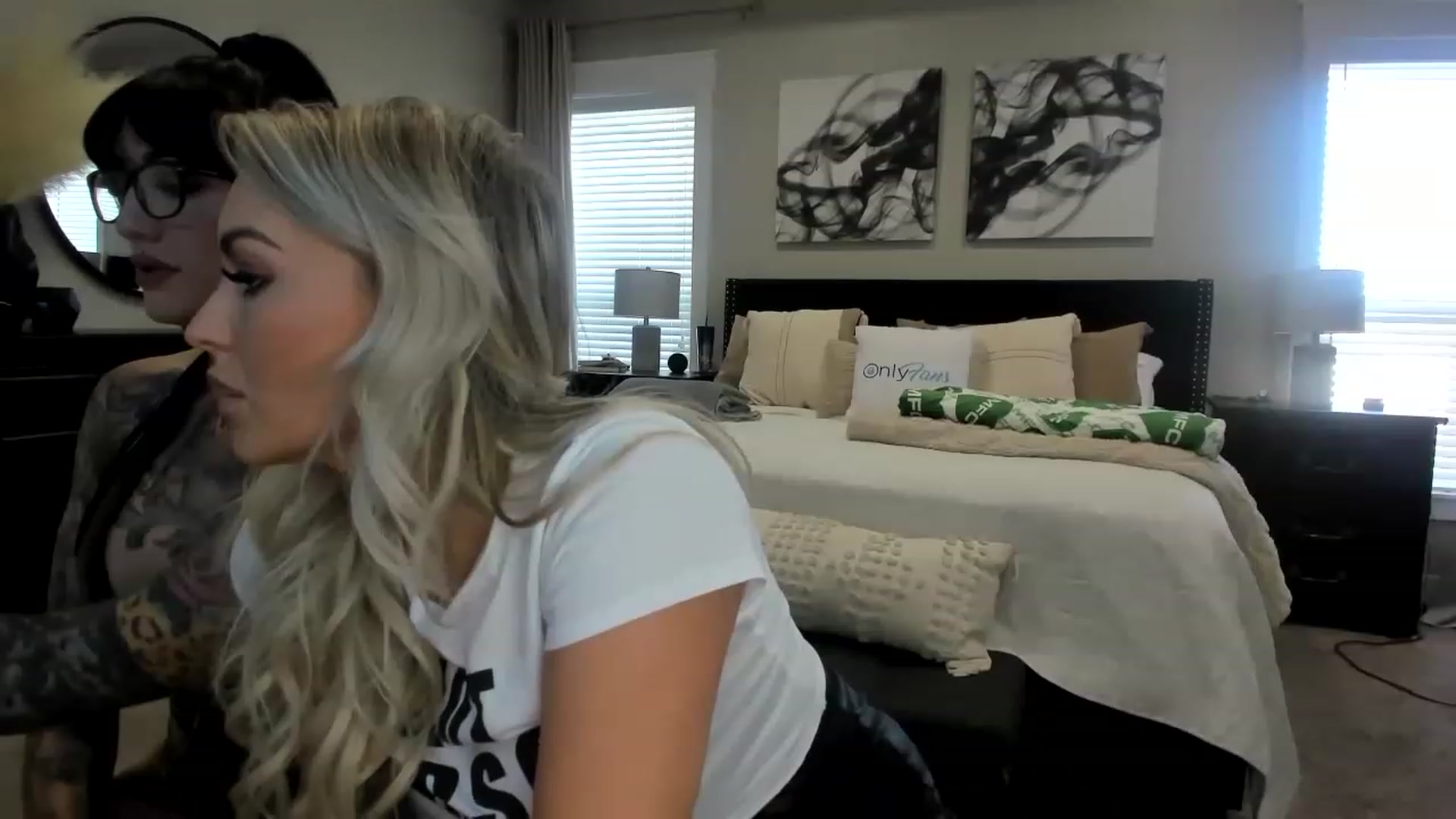 Gallery image thumbnail from MFCCamModel's myfreecams stream on, 11/18/2022, 20:45 image 15 of 20