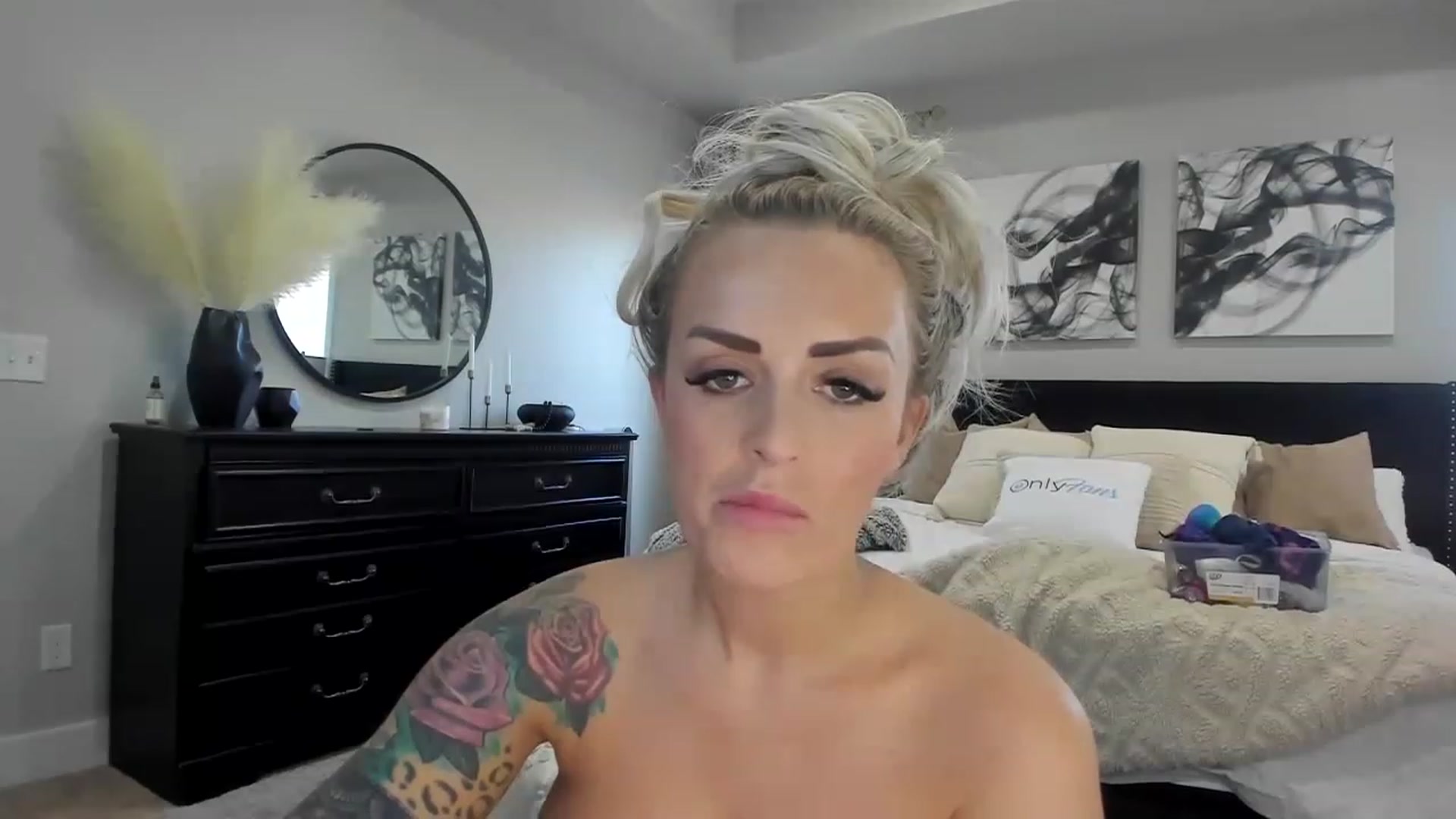 Gallery image thumbnail from MFCCamModel's myfreecams stream on, 11/19/2022, 21:36 image 5 of 20
