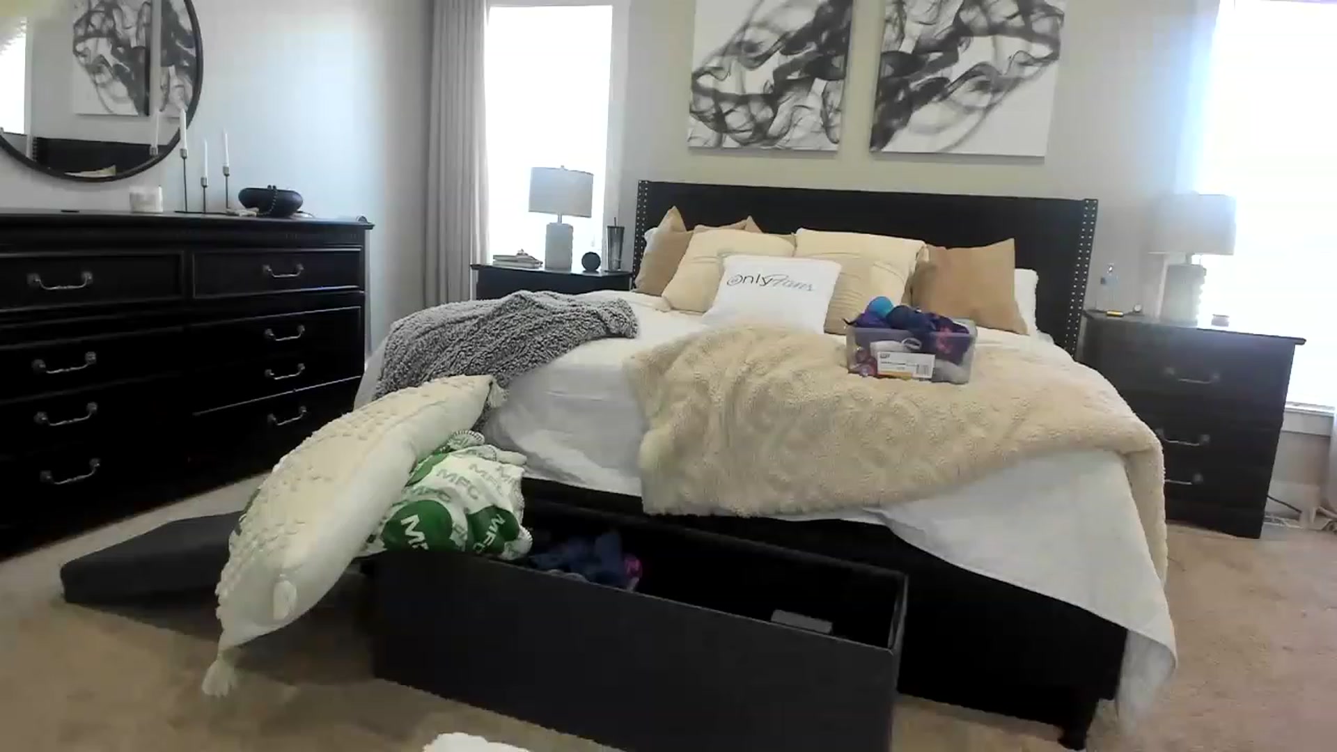 Gallery image thumbnail from MFCCamModel's myfreecams stream on, 11/19/2022, 21:36 image 17 of 20