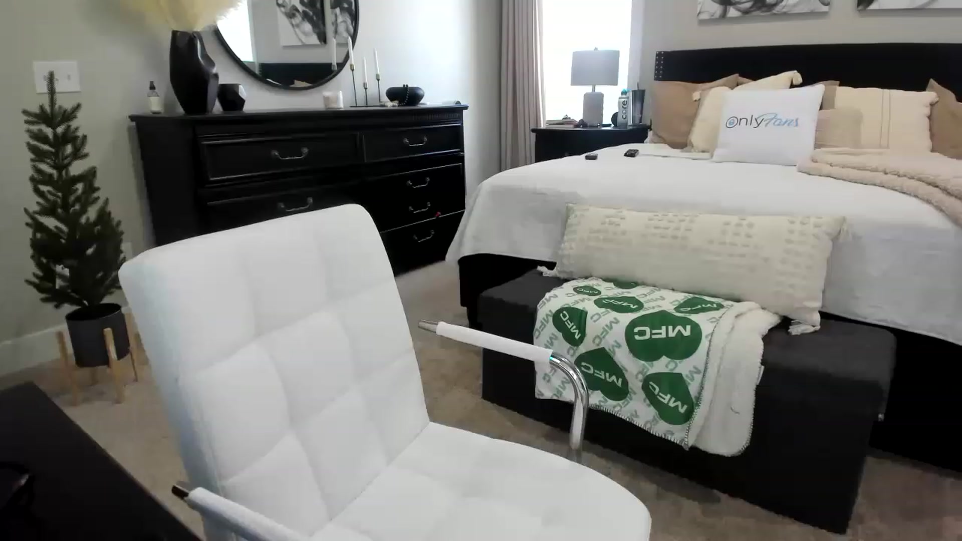 Gallery image thumbnail from MFCCamModel's myfreecams stream on, 11/21/2022, 21:58 image 16 of 20