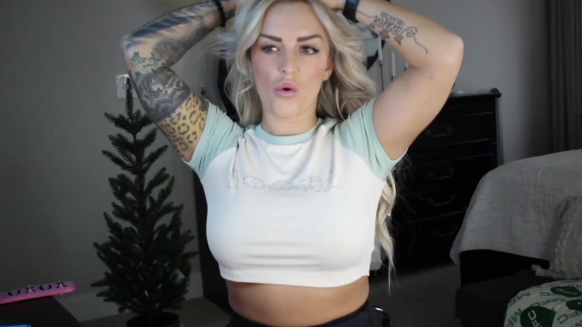 Gallery image thumbnail from MFCCamModel's myfreecams stream on, 11/21/2022, 22:38 image 15 of 20