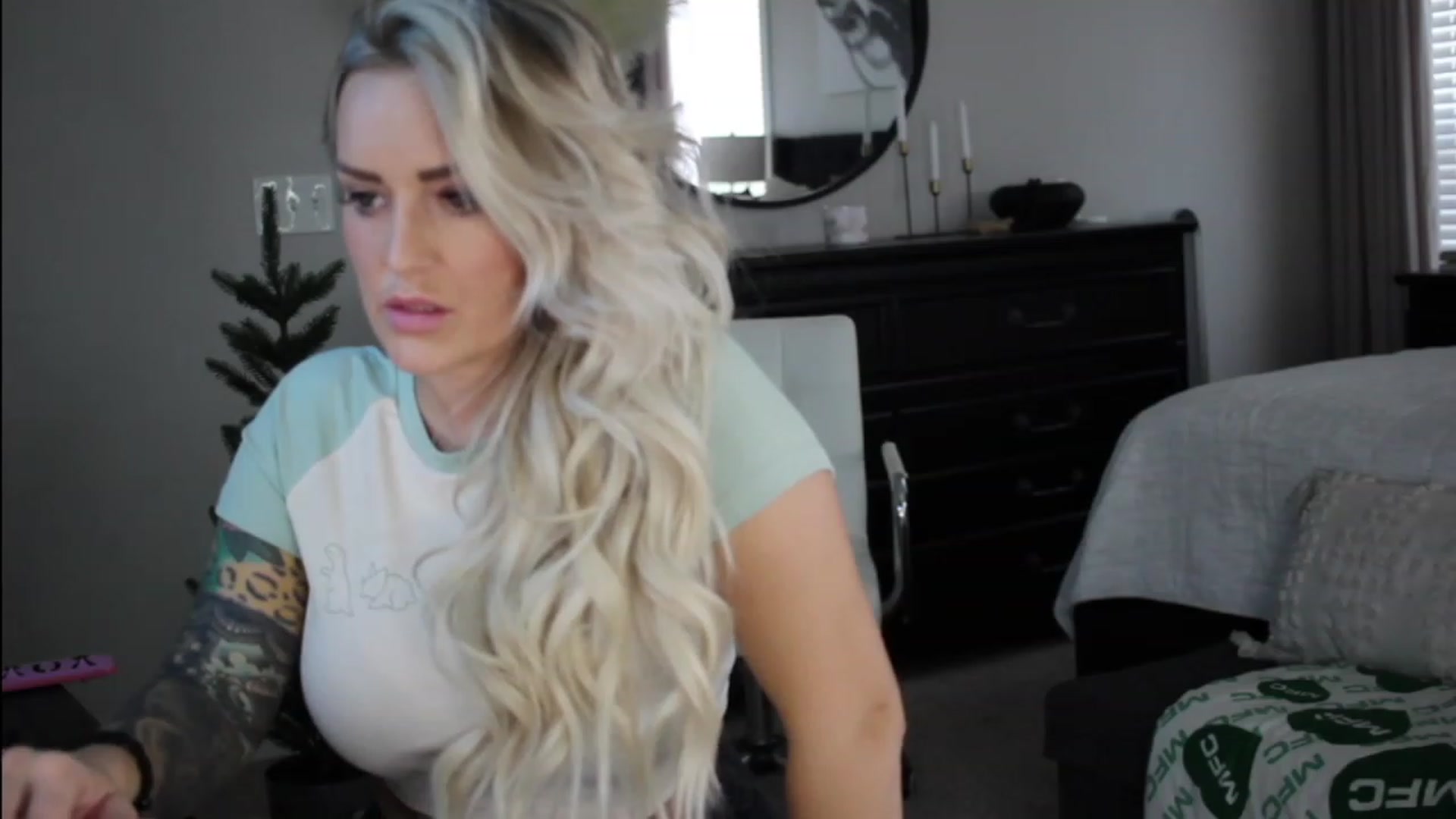 Gallery image thumbnail from MFCCamModel's myfreecams stream on, 11/21/2022, 22:38 image 19 of 20