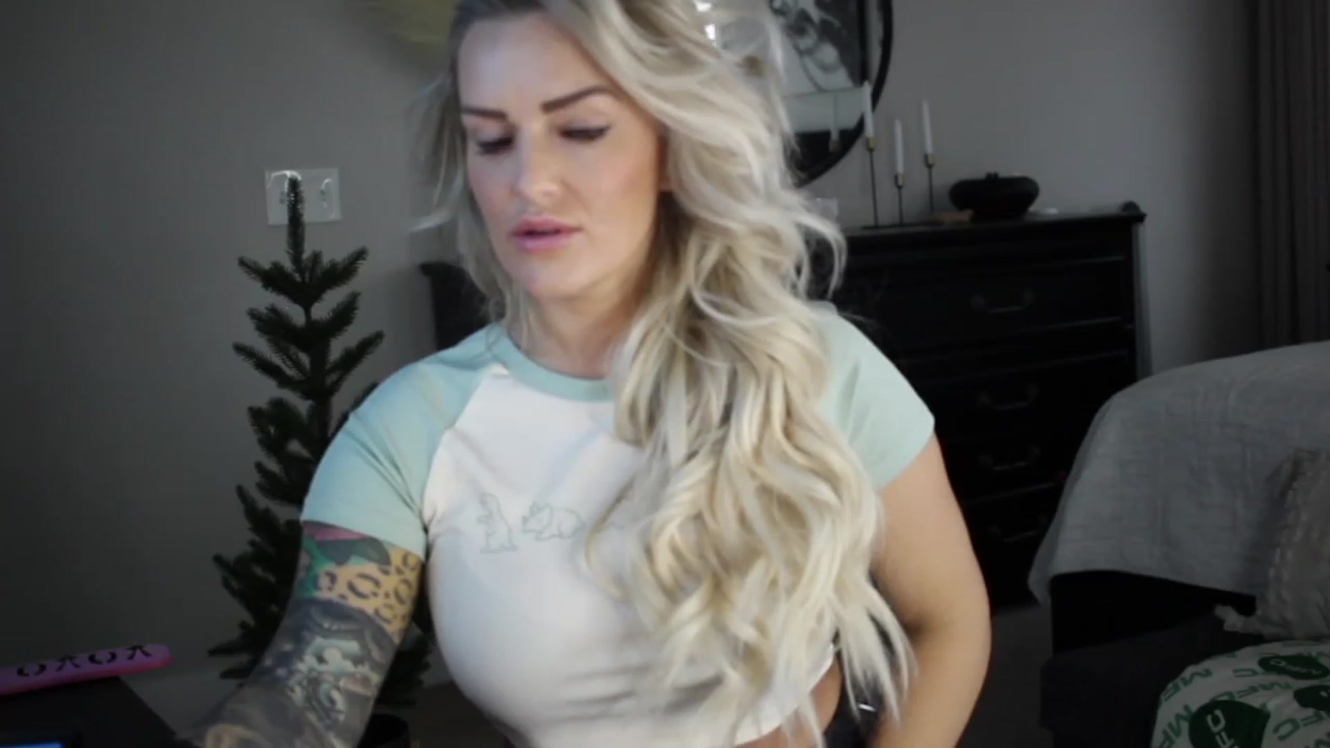Gallery image thumbnail from MFCCamModel's myfreecams stream on, 11/21/2022, 22:38 image 16 of 20