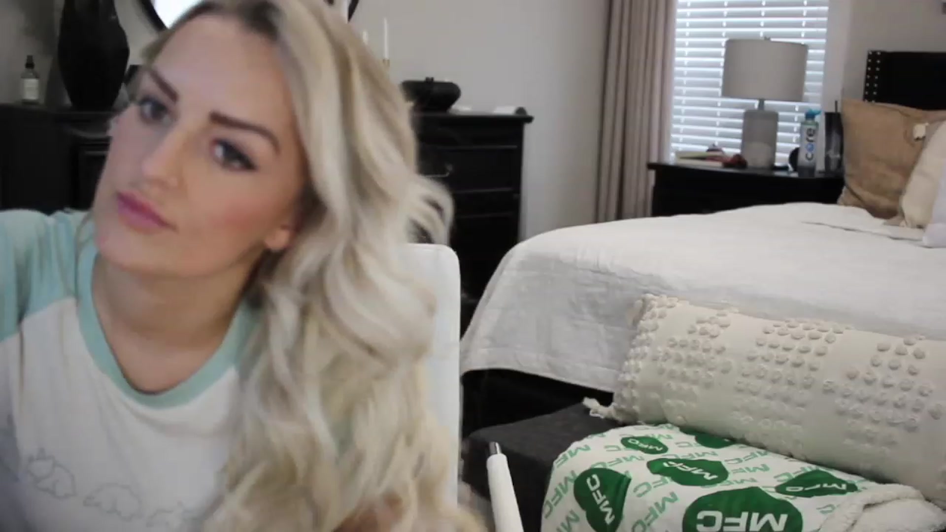 Gallery image thumbnail from MFCCamModel's myfreecams stream on, 11/21/2022, 22:38 image 5 of 20