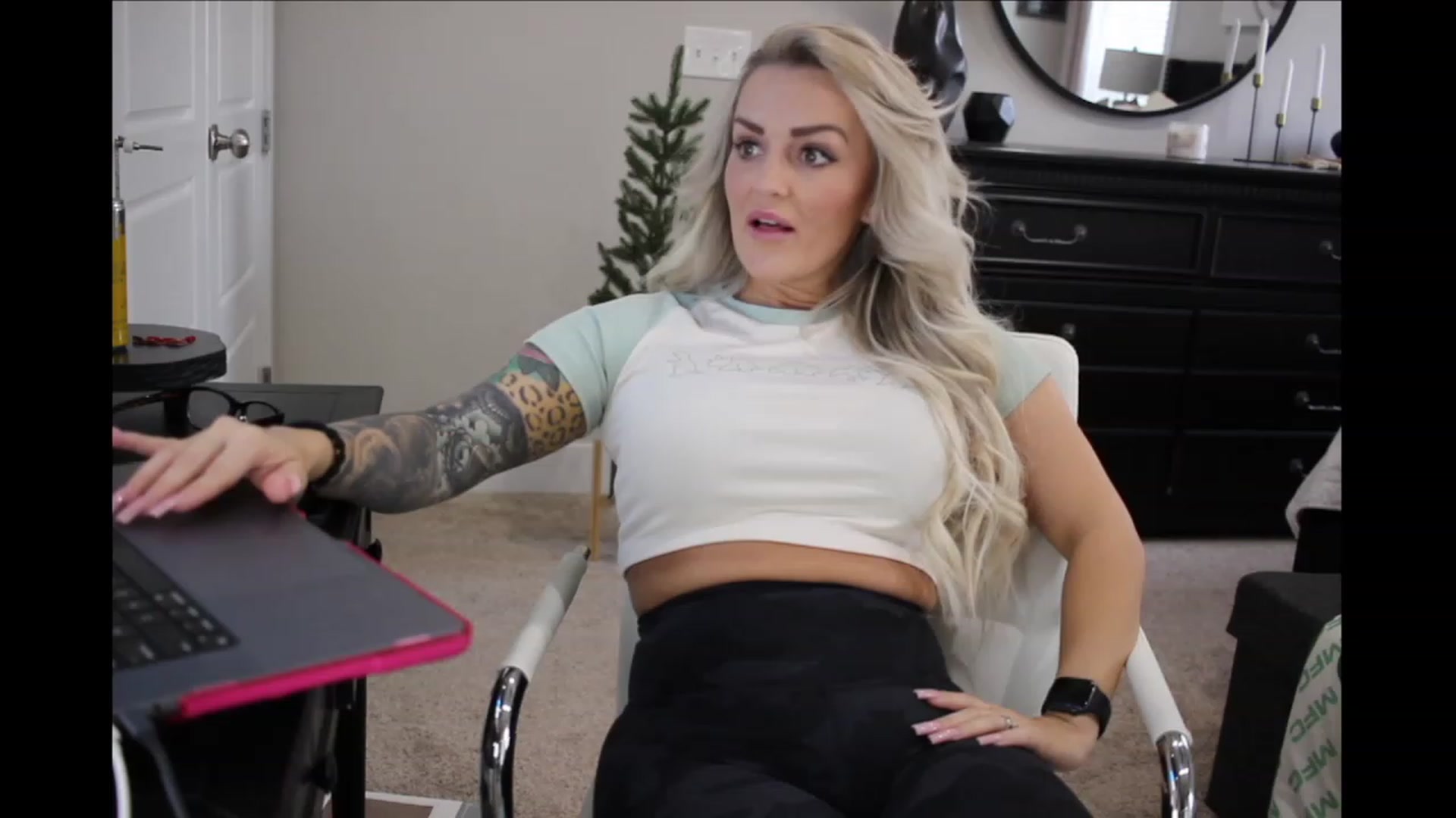 Gallery image thumbnail from MFCCamModel's myfreecams stream on, 11/21/2022, 22:38 image 2 of 20